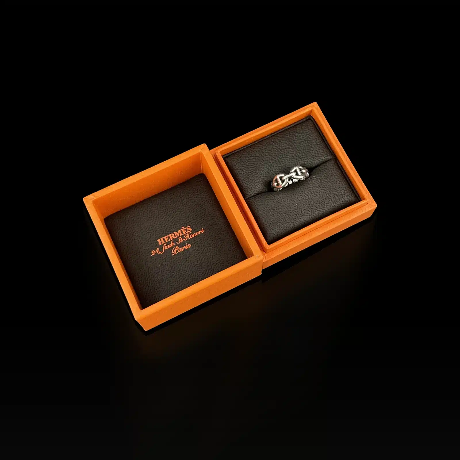 Bague Hermès Chaîne d'ancre dans son écrin orange Hermès ouvert