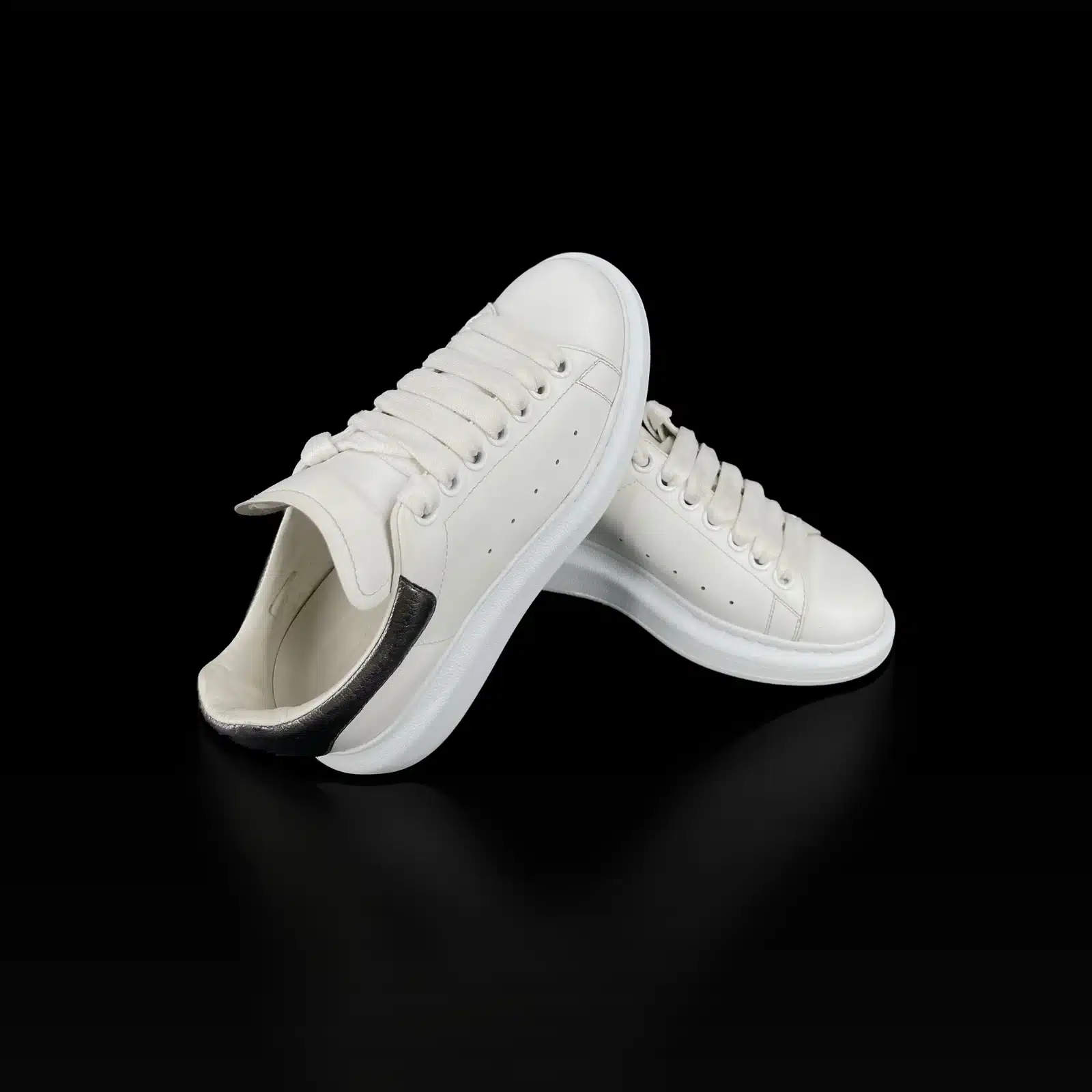 Zapatillas Alexander McQueen Oversize blancas, talón plateado metalizado y cordones