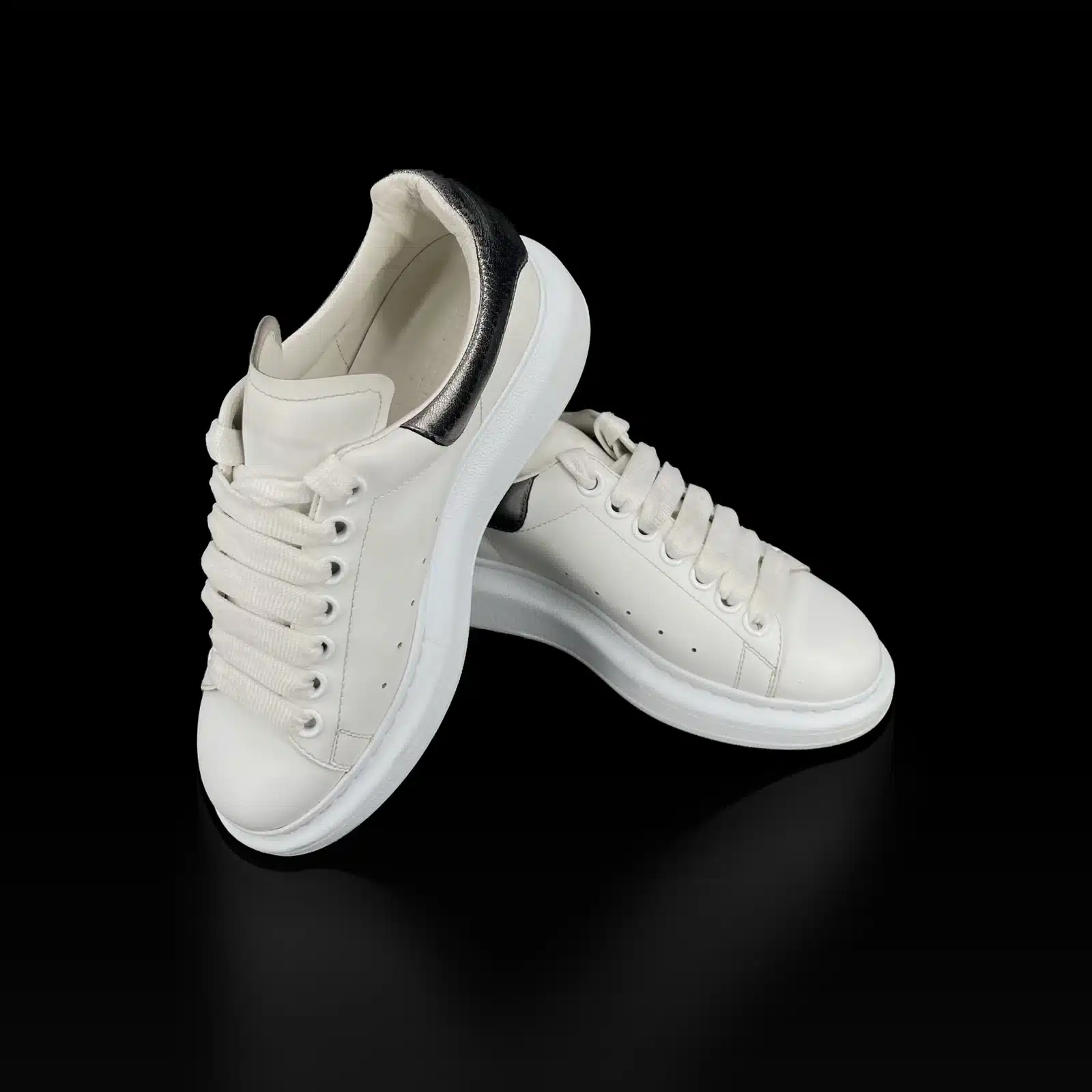 Zapatillas Alexander McQueen Oversize vistas de frente y de espaldas