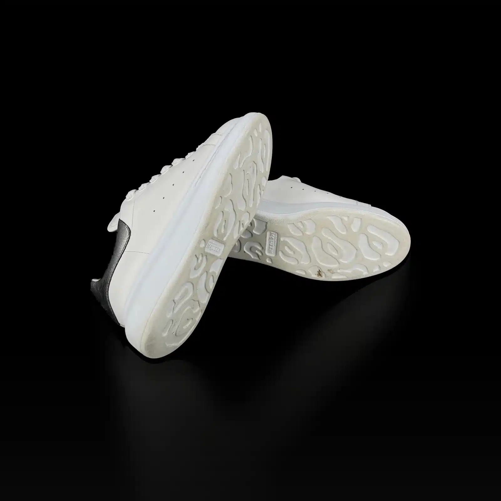 Suelas blancas de las zapatillas Alexander McQueen Oversize con logo McQueen
