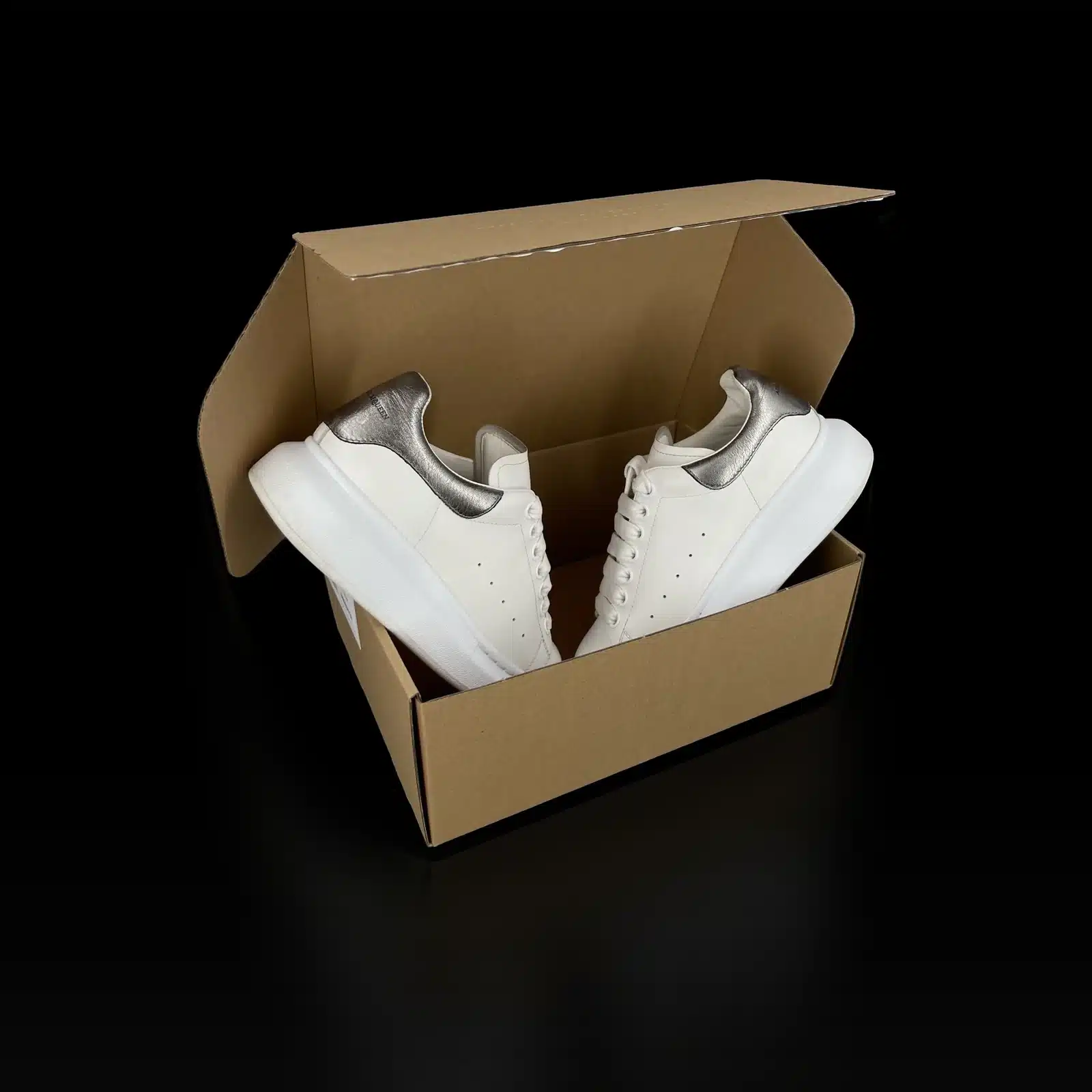 Par de zapatillas Alexander McQueen Oversize en su caja, talones plateados