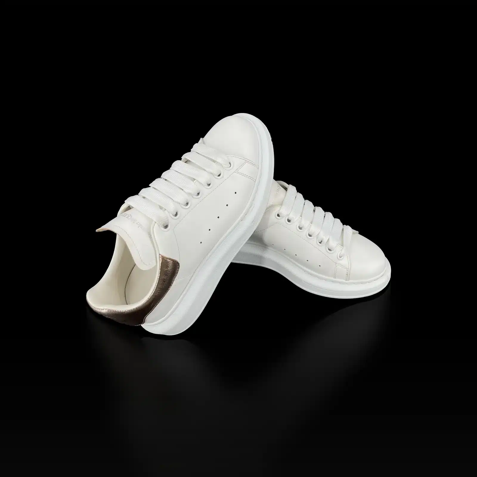 Par de zapatillas Alexander McQueen Oversize, talón bronce metalizado y suela XXL