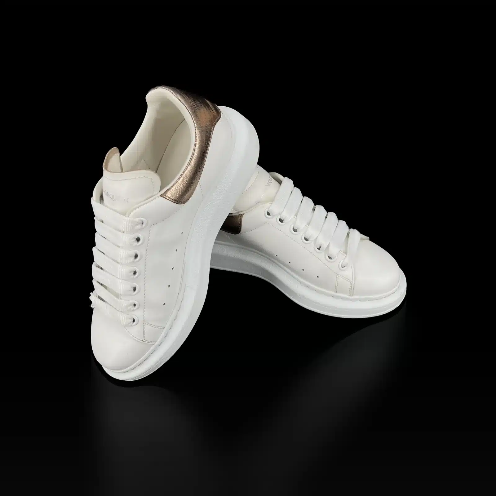 Zapatillas Alexander McQueen Oversize blancas cruzadas, vista desde el talón