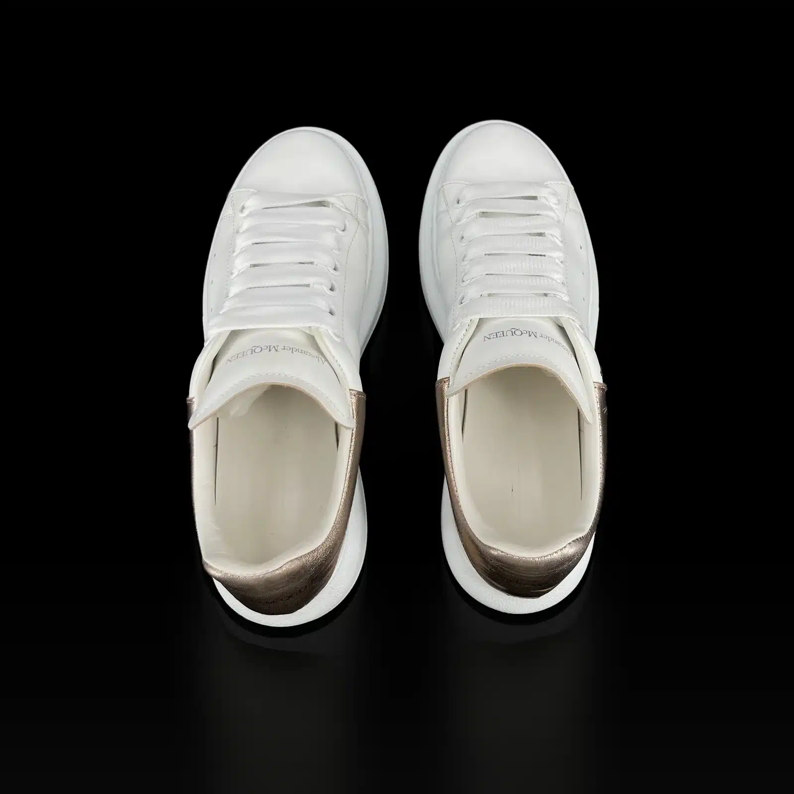 Zapatillas Alexander McQueen Oversize vistas desde arriba, cordones planos blancos y logo en la lengüeta