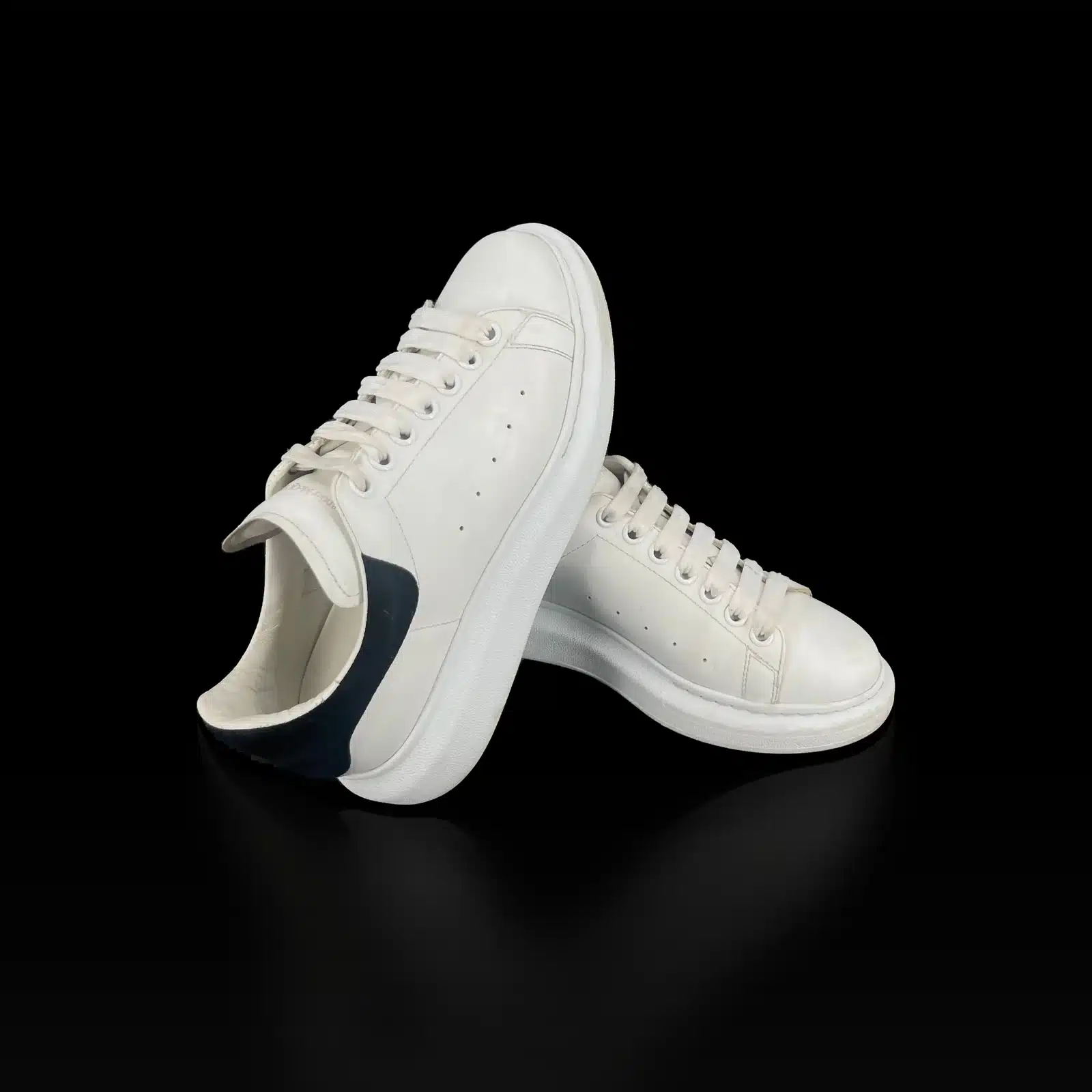 Baskets Alexander McQueen Oversize blanches croisées, vue latérale et talon noir