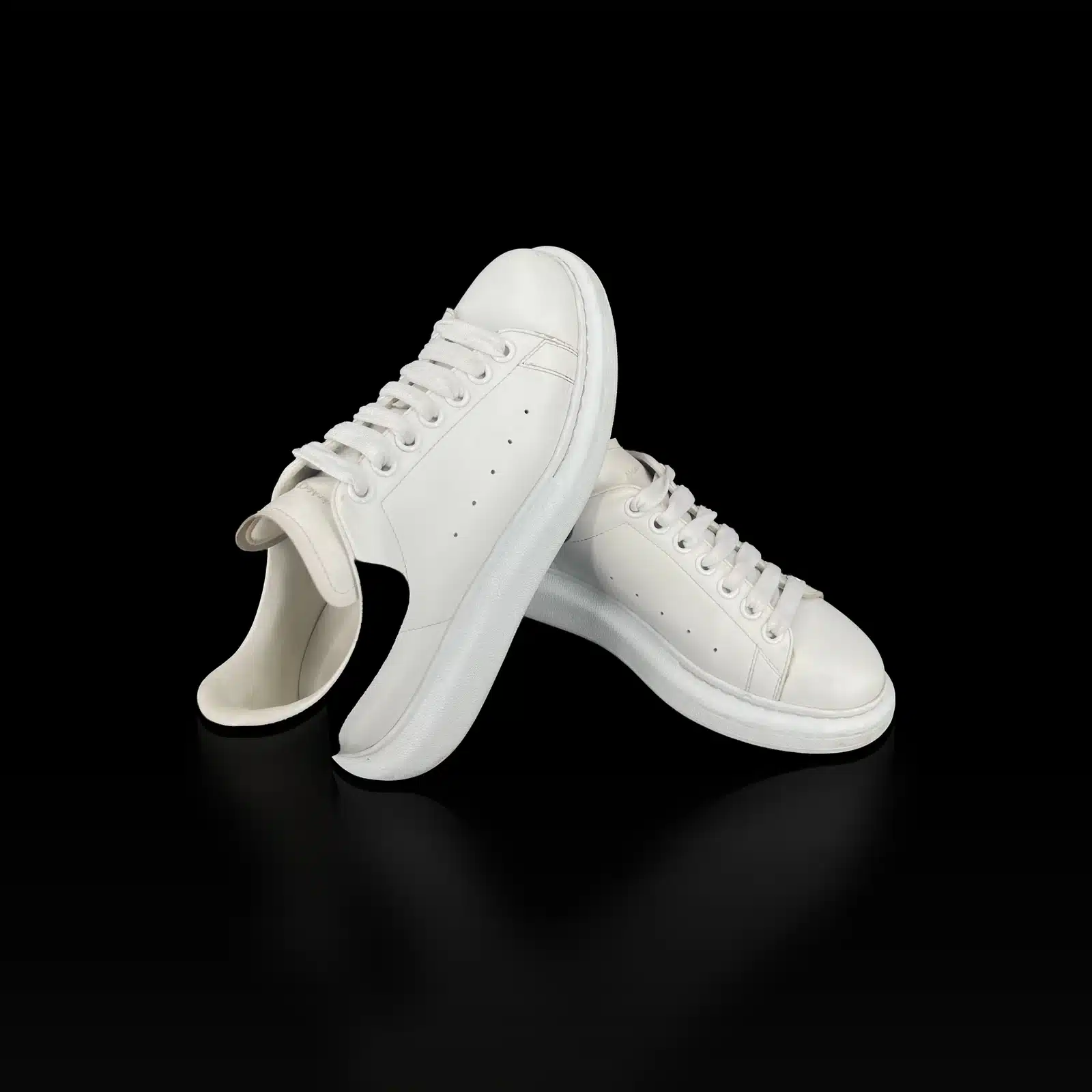 Baskets Alexander McQueen Oversize en cuir blanc croisées, vue latérale