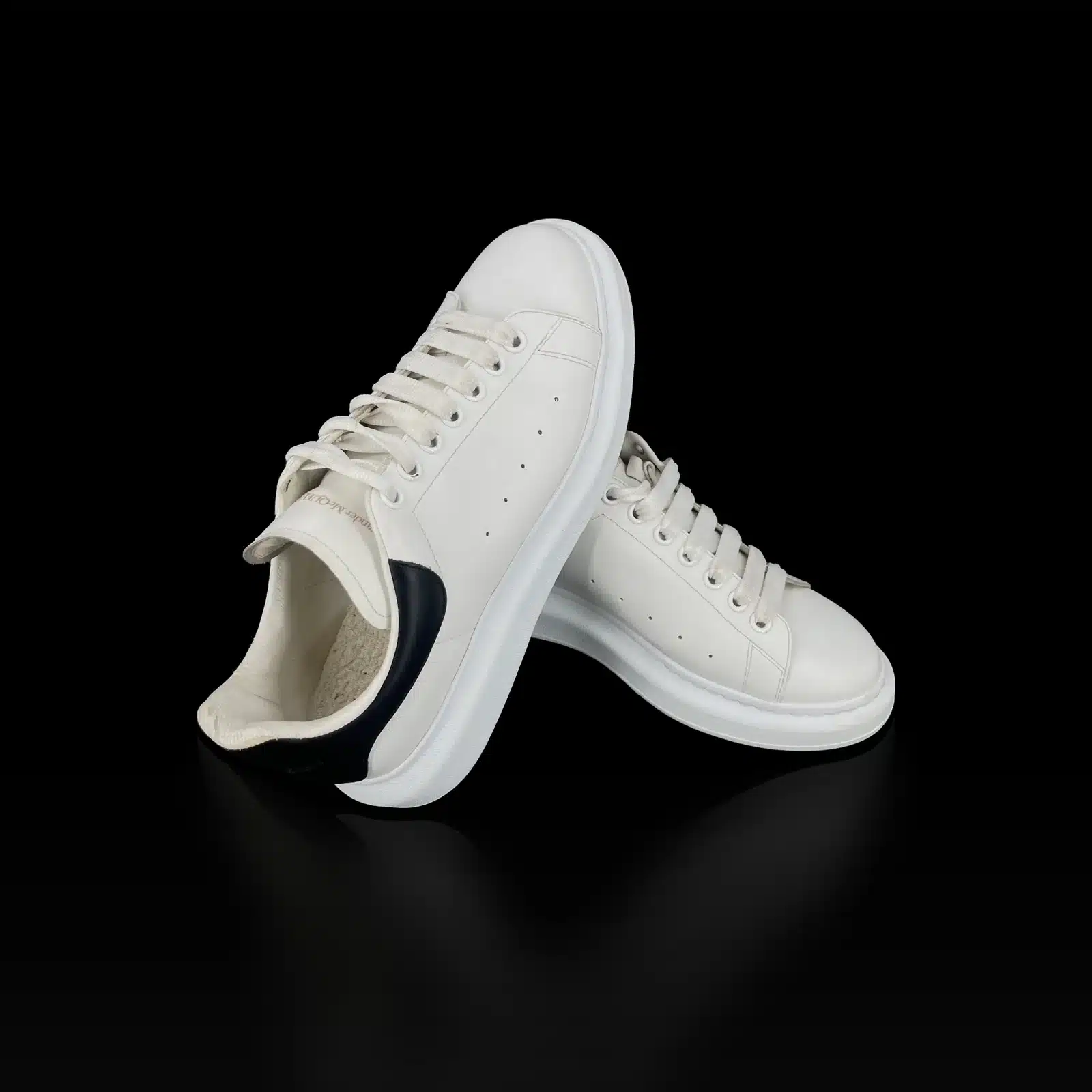 Baskets Alexander McQueen Oversize blanches et noires, une paire croisée