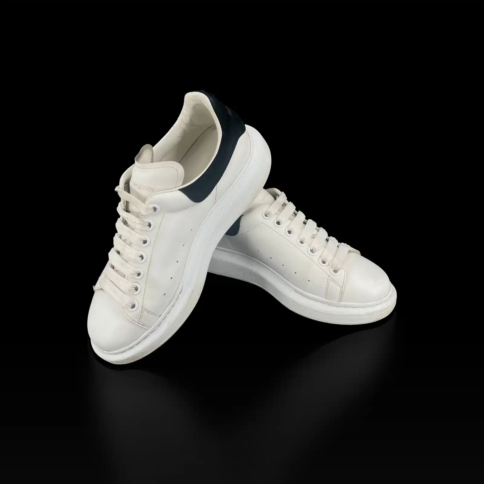 Paire de baskets Alexander McQueen Oversize blanc et noir, vue de trois quarts avant