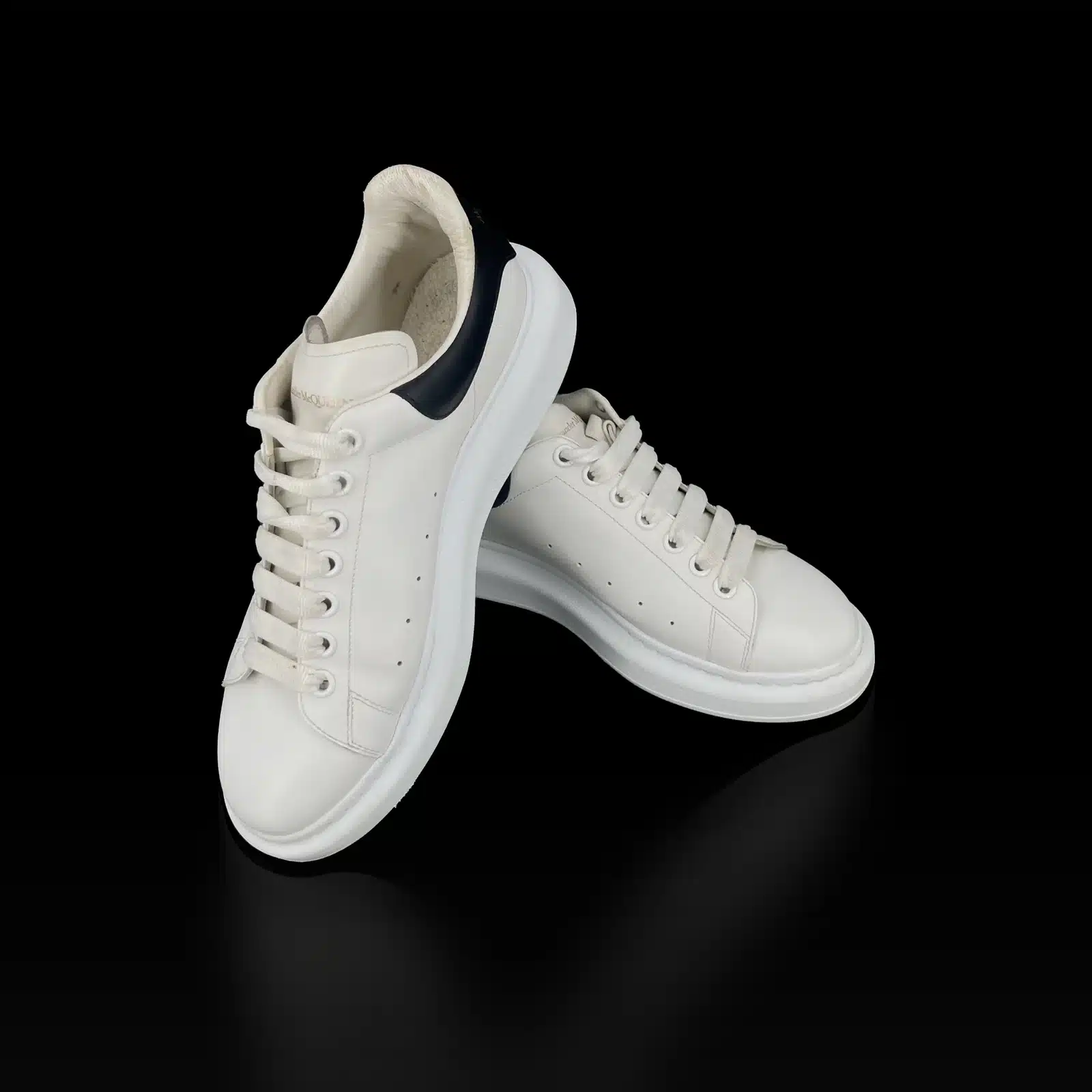 Paire de baskets Alexander McQueen Oversize, vue de trois quarts avant