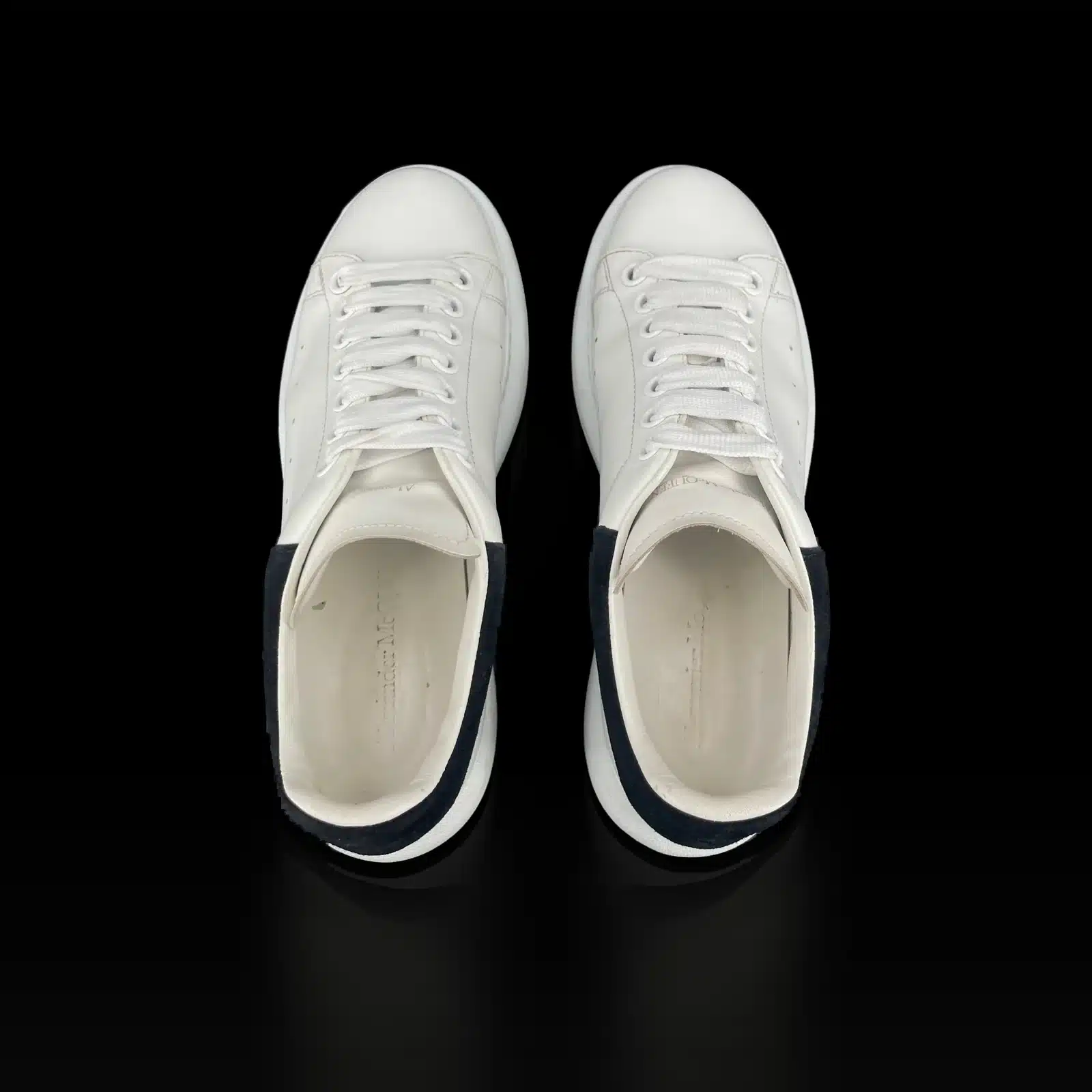 Baskets Alexander McQueen Oversize vues de dessus, lacets blancs et logo intérieur