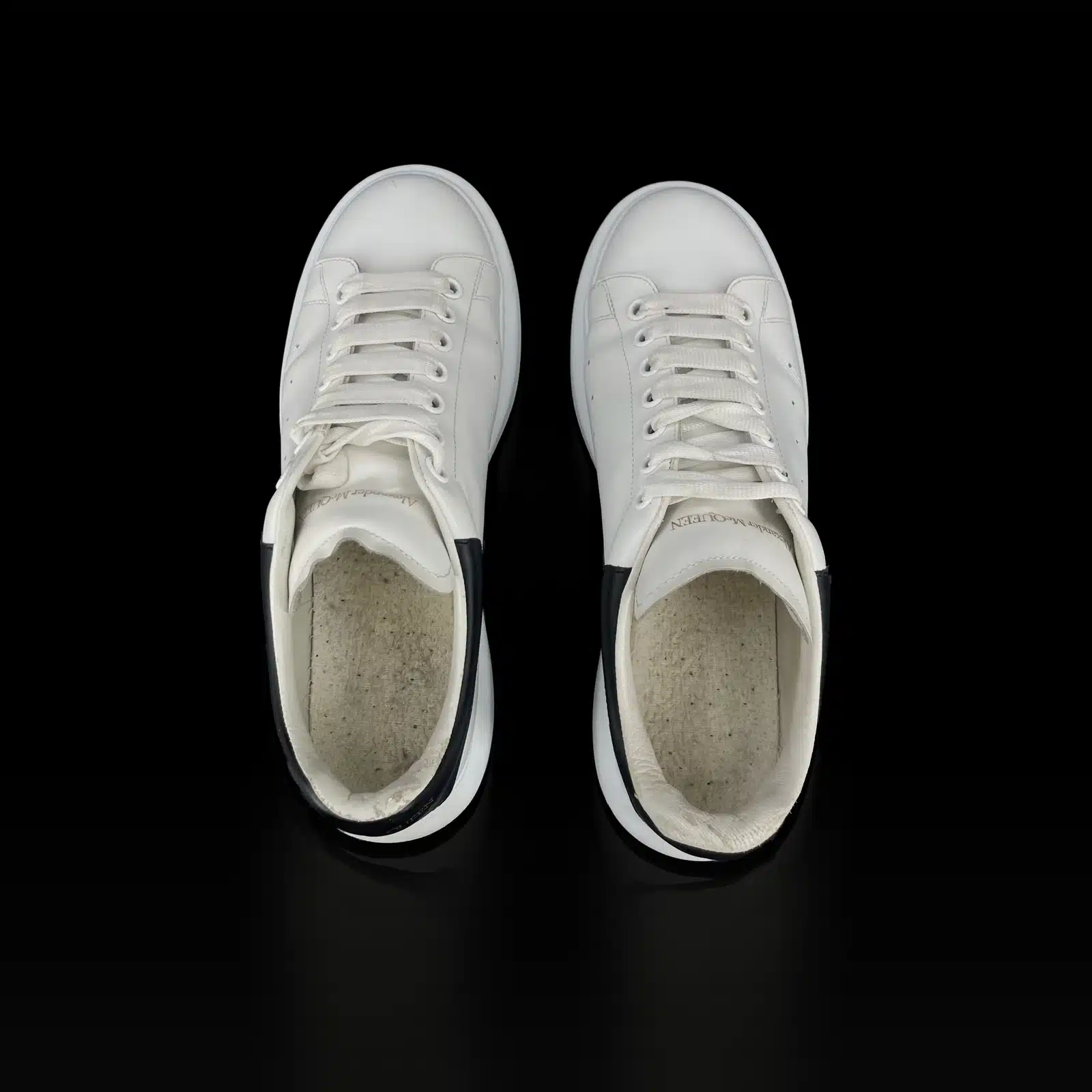 Baskets Alexander McQueen Oversize vues de dessus, lacets blancs et logo doré