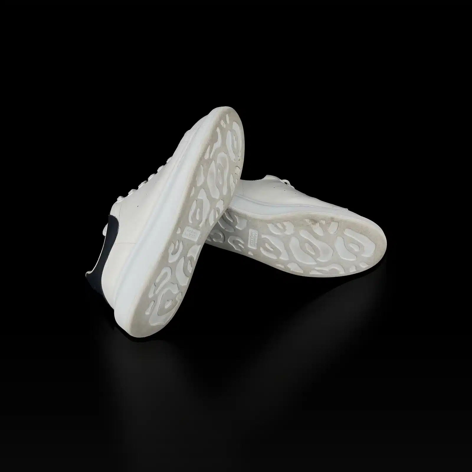 Semelles blanches texturées des baskets Alexander McQueen Oversize