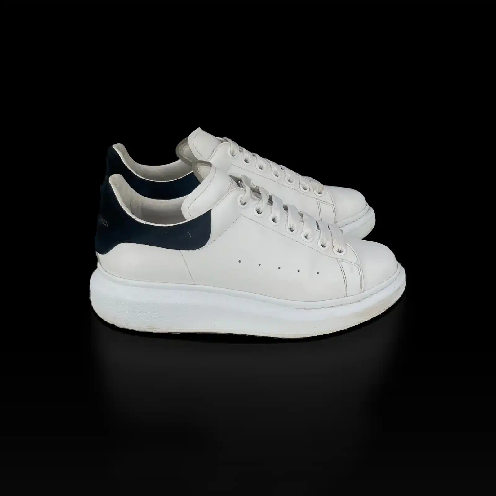 Paire de baskets Alexander McQueen Oversize blanc et noir, vue de profil côté talon