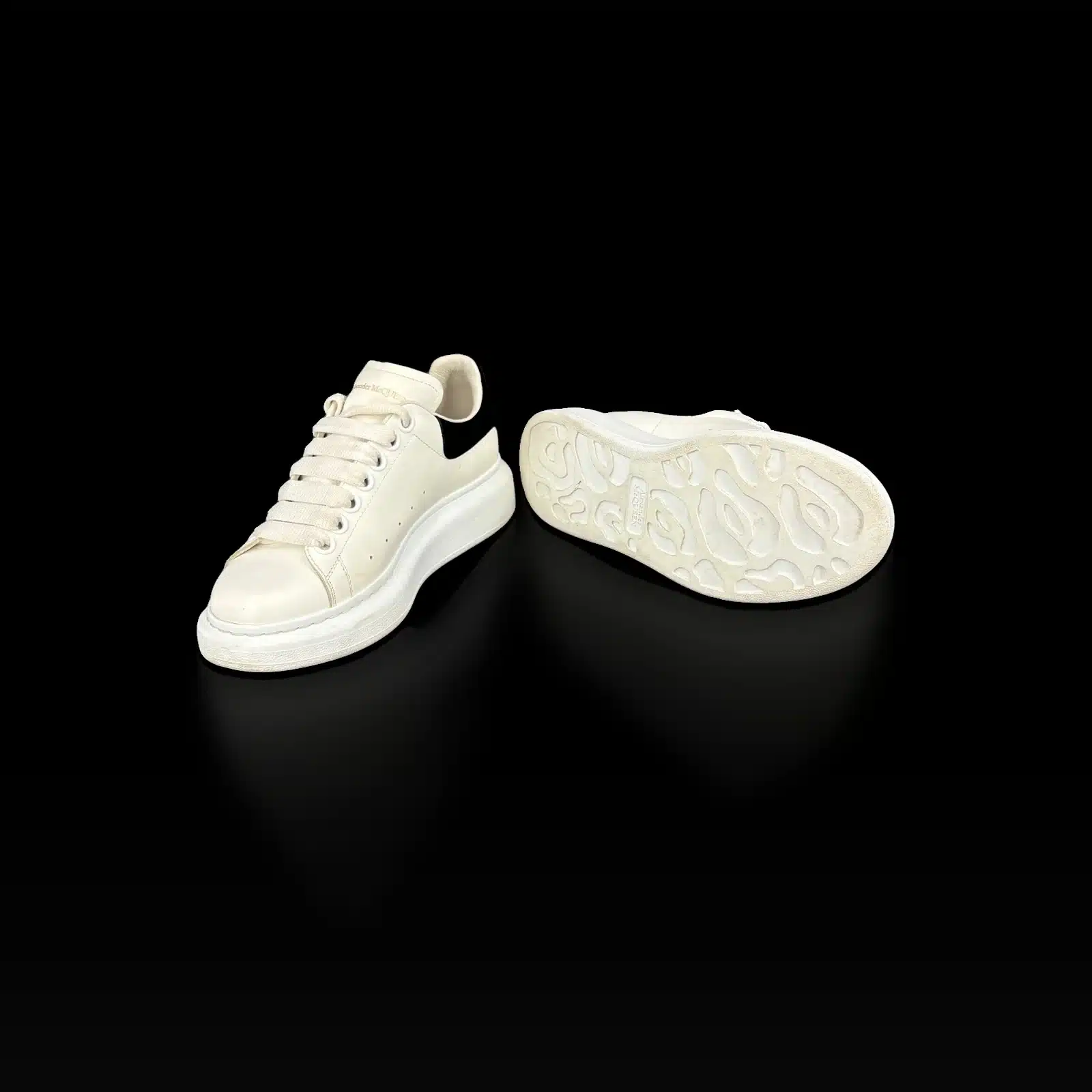 Semelle Alexander McQueen Oversize avec logo moulé et basket blanche vue de côté