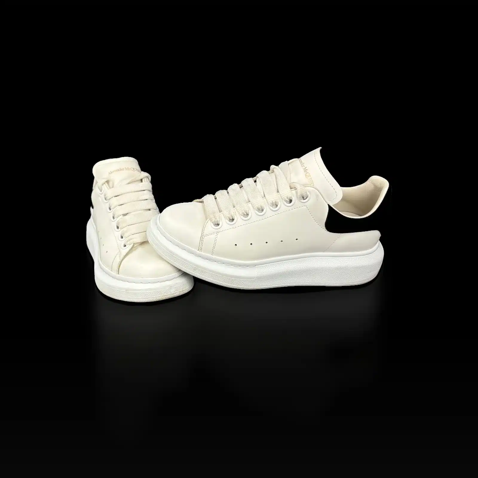 Paire de baskets Alexander McQueen Oversize blanches, vue latérale