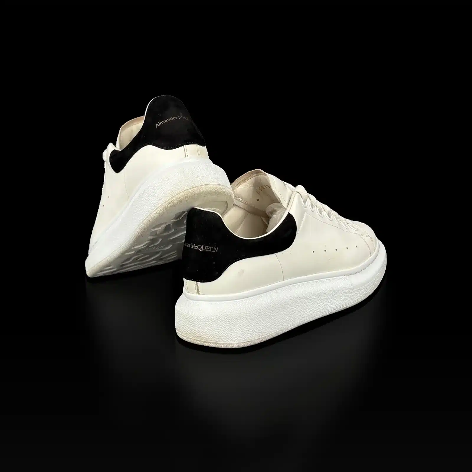 Talons en daim noir des baskets Alexander McQueen Oversize avec logo, vue arrière