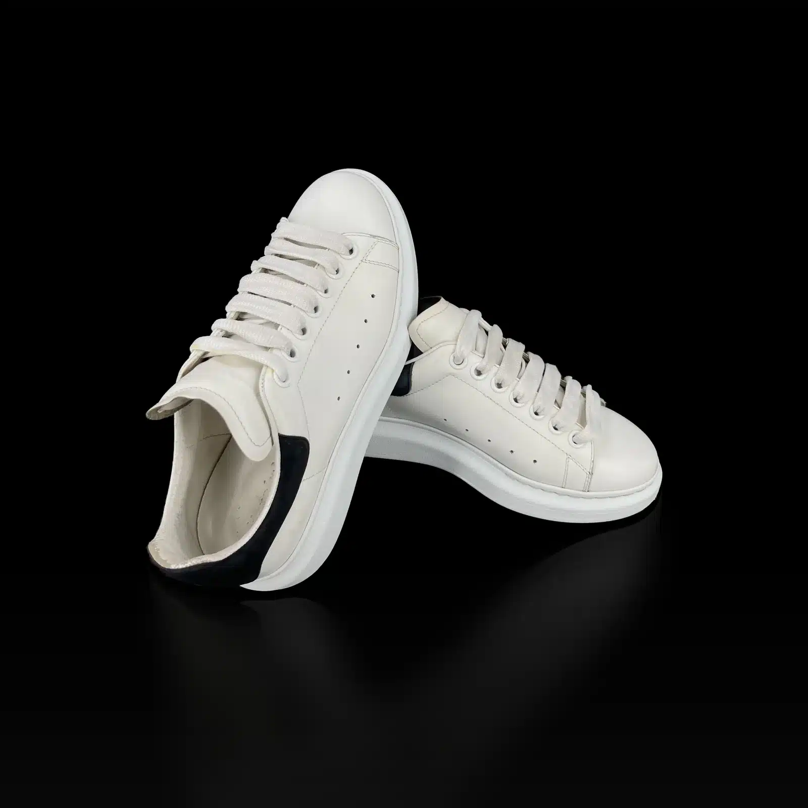 Paire de baskets Alexander McQueen Oversize blanches, vue latérale et intérieur