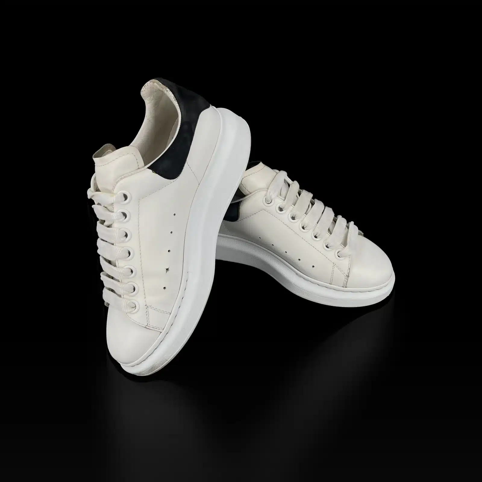 Paire de baskets Alexander McQueen Oversize blanc et noir, semelle compensée blanche