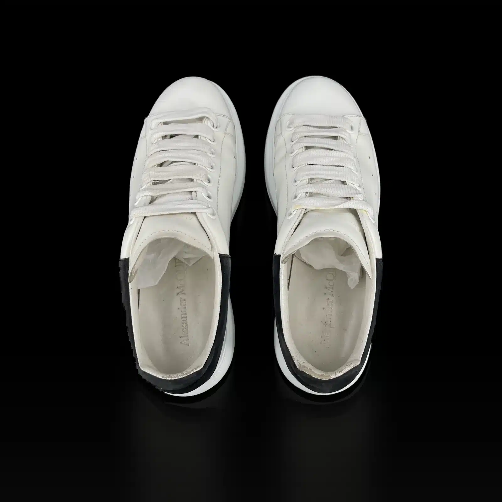 Baskets Alexander McQueen Oversize vues de dessus, lacets blancs et semelle intérieure logo