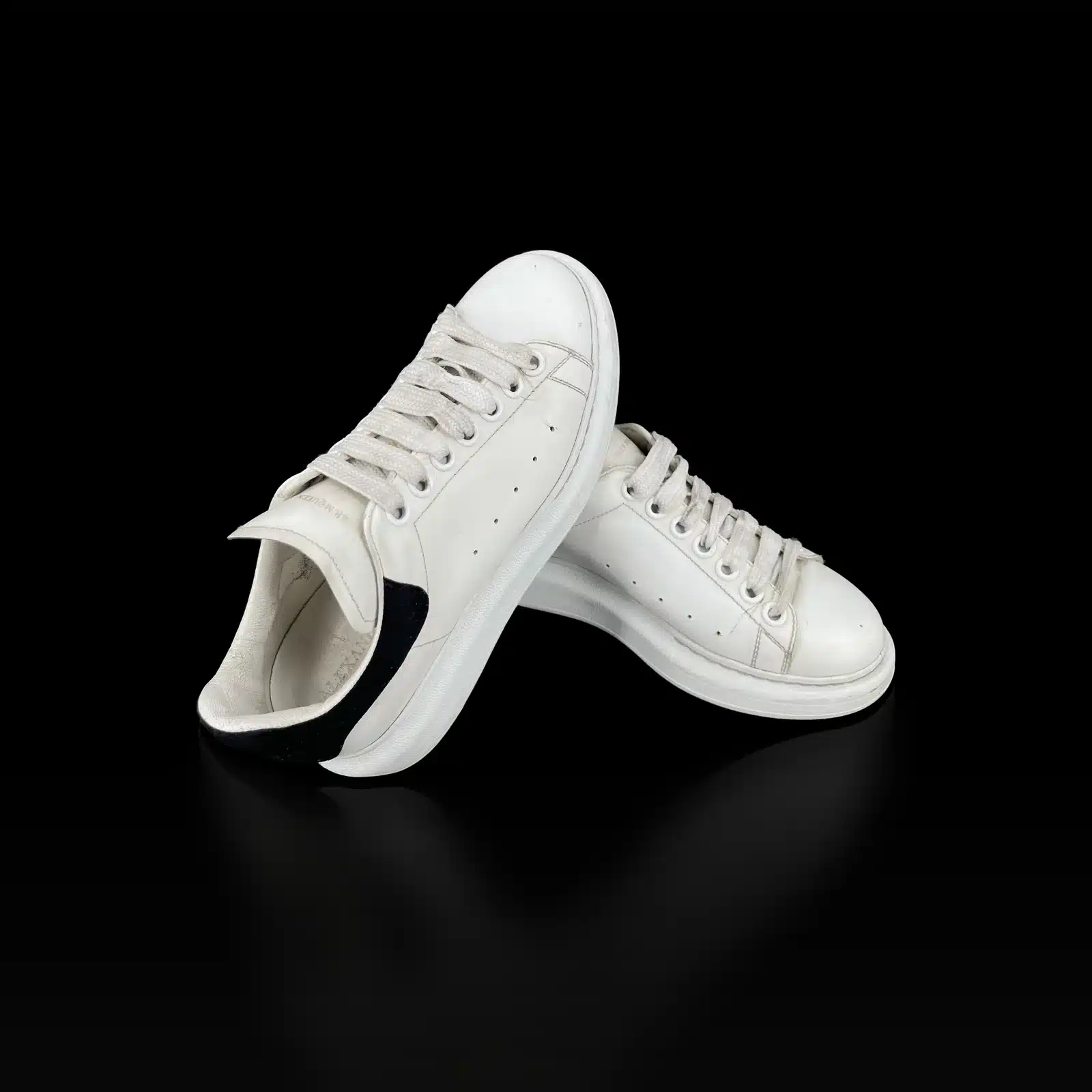 Paire de baskets Alexander McQueen Oversize, vue de l'avant et du contrefort en daim noir