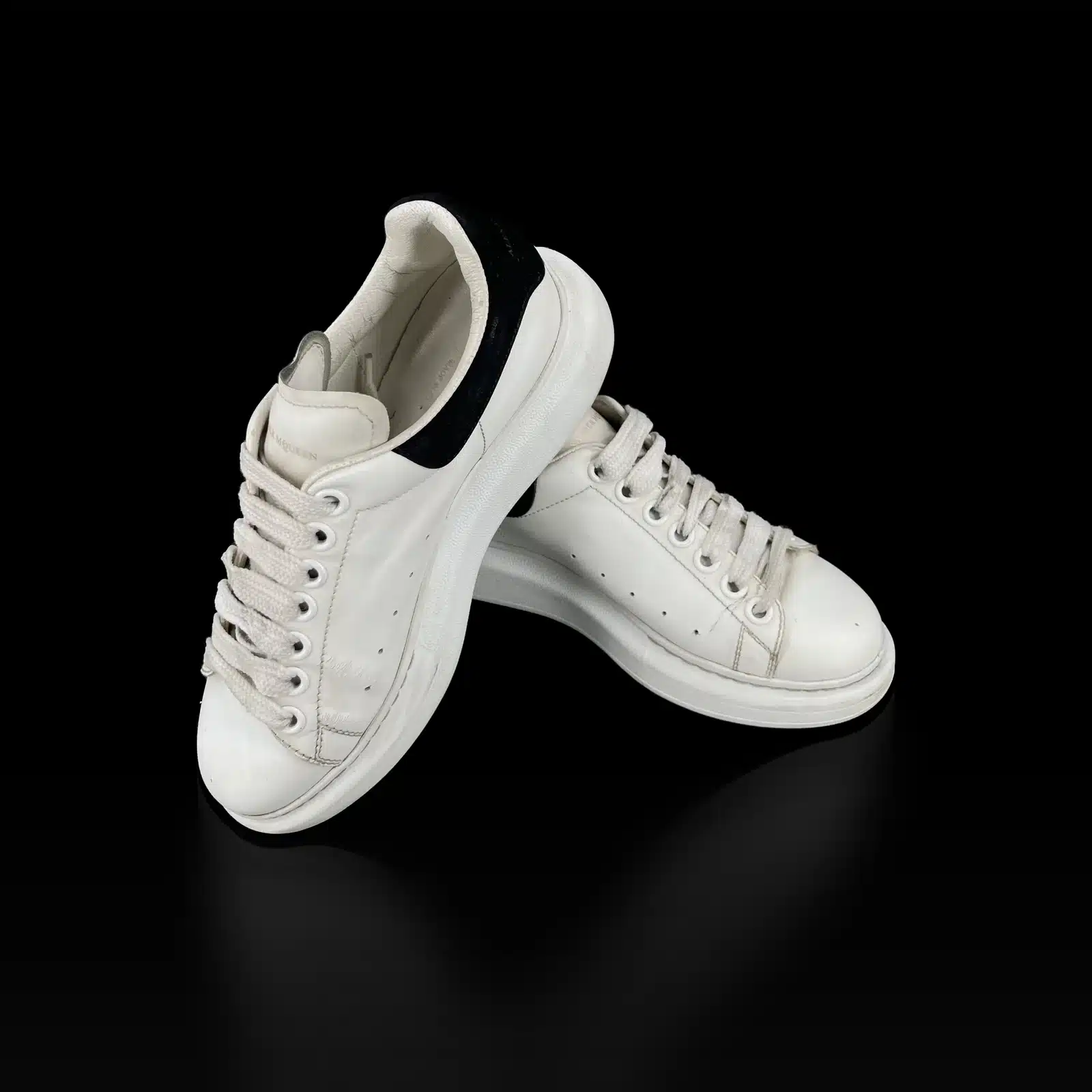 Paire de baskets Alexander McQueen Oversize blanches, vue de trois quarts côté talon
