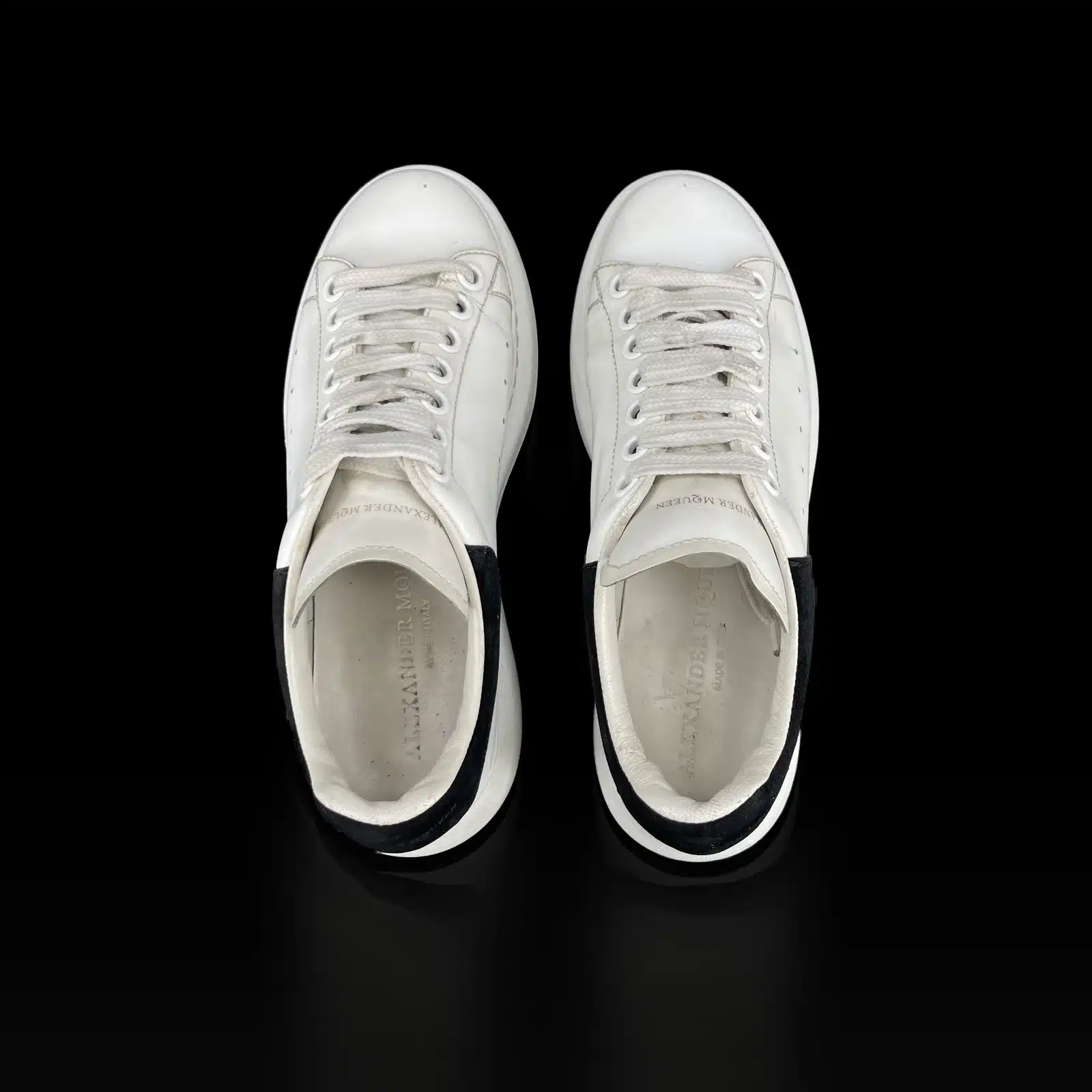 Baskets Alexander McQueen Oversize vues de dessus, lacets blancs et semelles intérieures Made in Italy