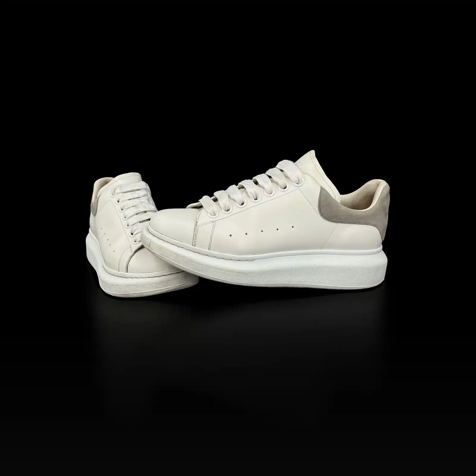 Paire de baskets Alexander McQueen Oversize blanches, vue latérale