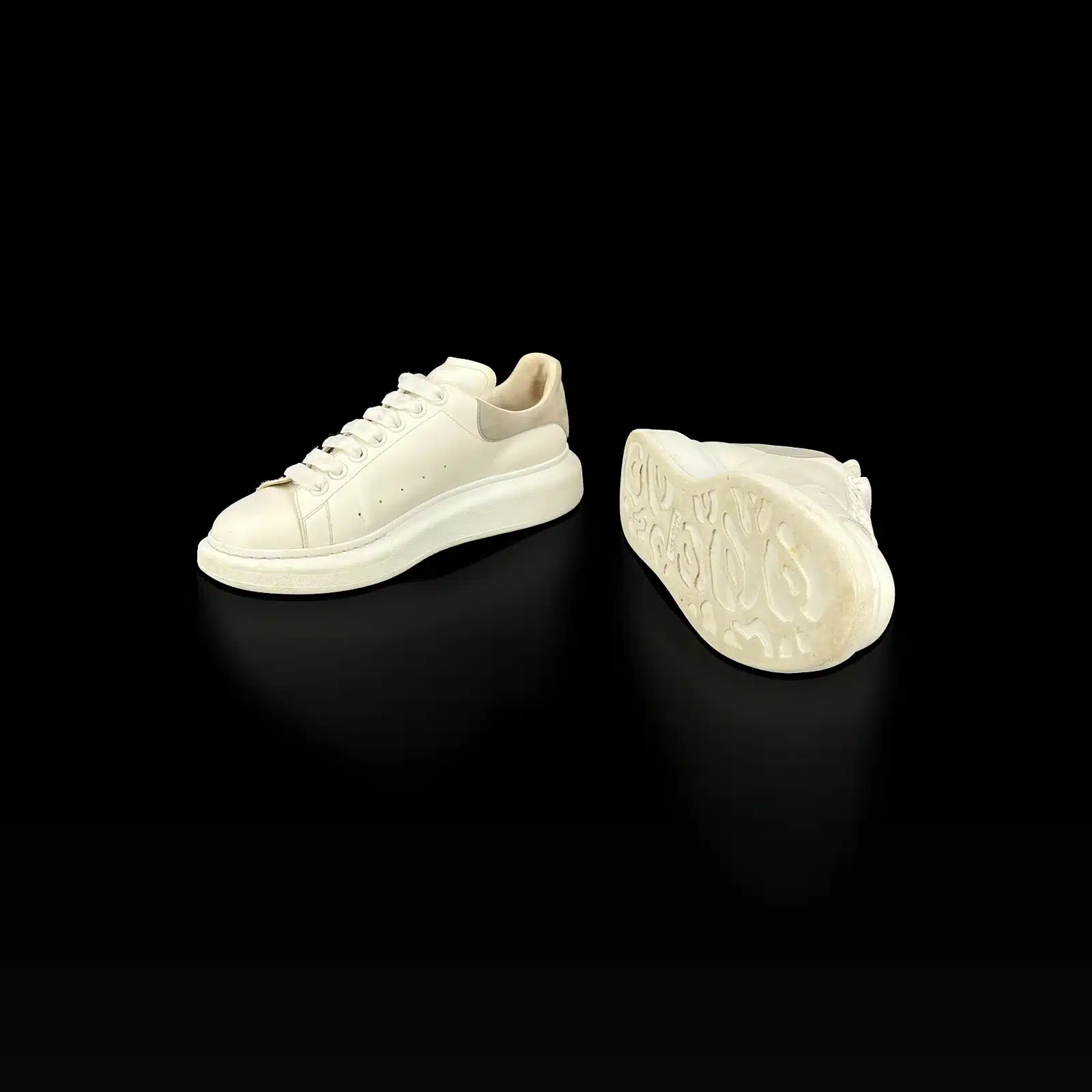 Baskets Alexander McQueen Oversize blanches, une paire de profil et une semelle visible