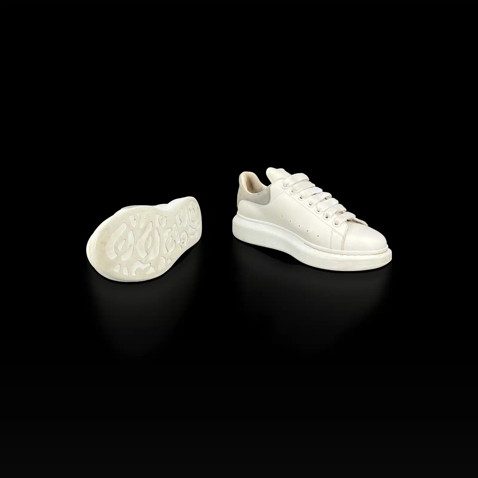 Semelle crantée et profil d'une basket Alexander McQueen Oversize blanche