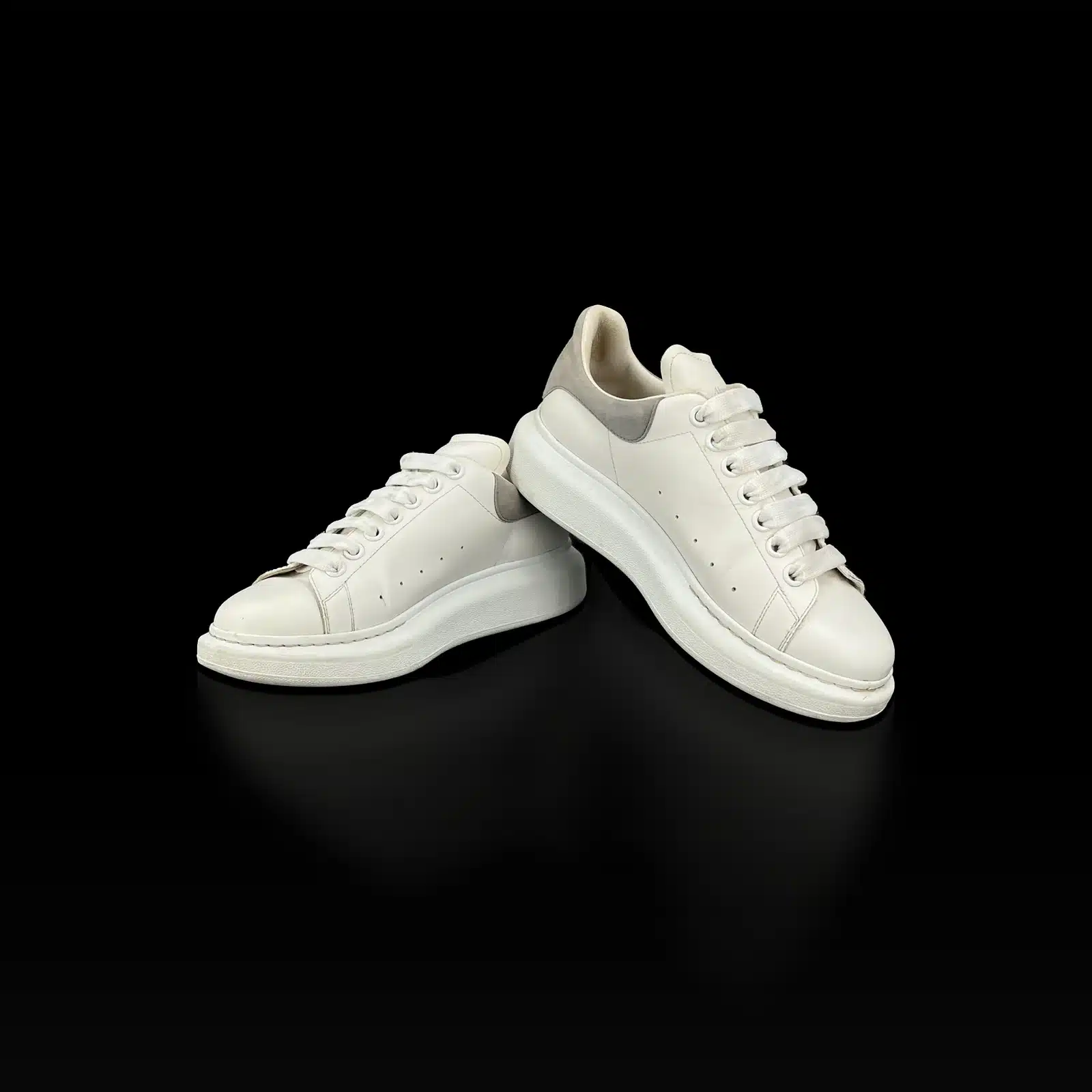 Paire de baskets Alexander McQueen Oversize en cuir blanc et daim gris, vue de trois quarts