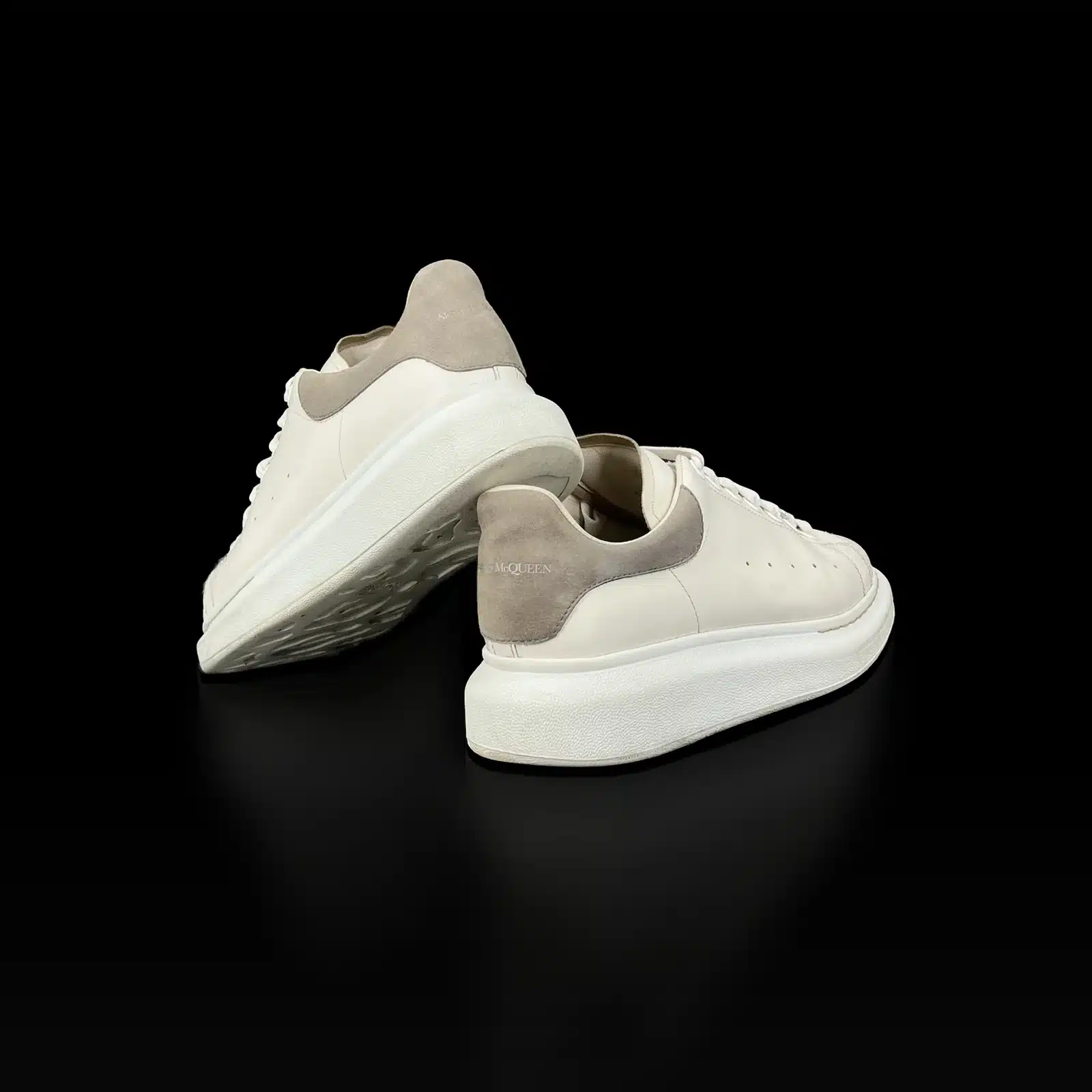 Contreforts en daim gris des baskets Alexander McQueen Oversize, vue arrière