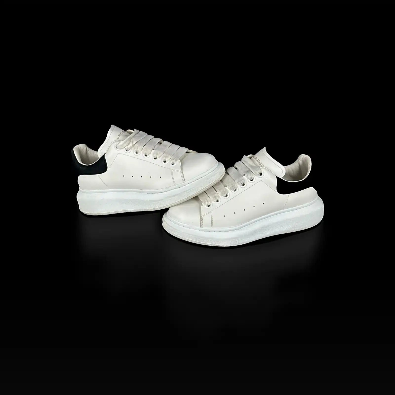 Baskets Alexander McQueen Oversized blanches, vue latérale des deux côtés