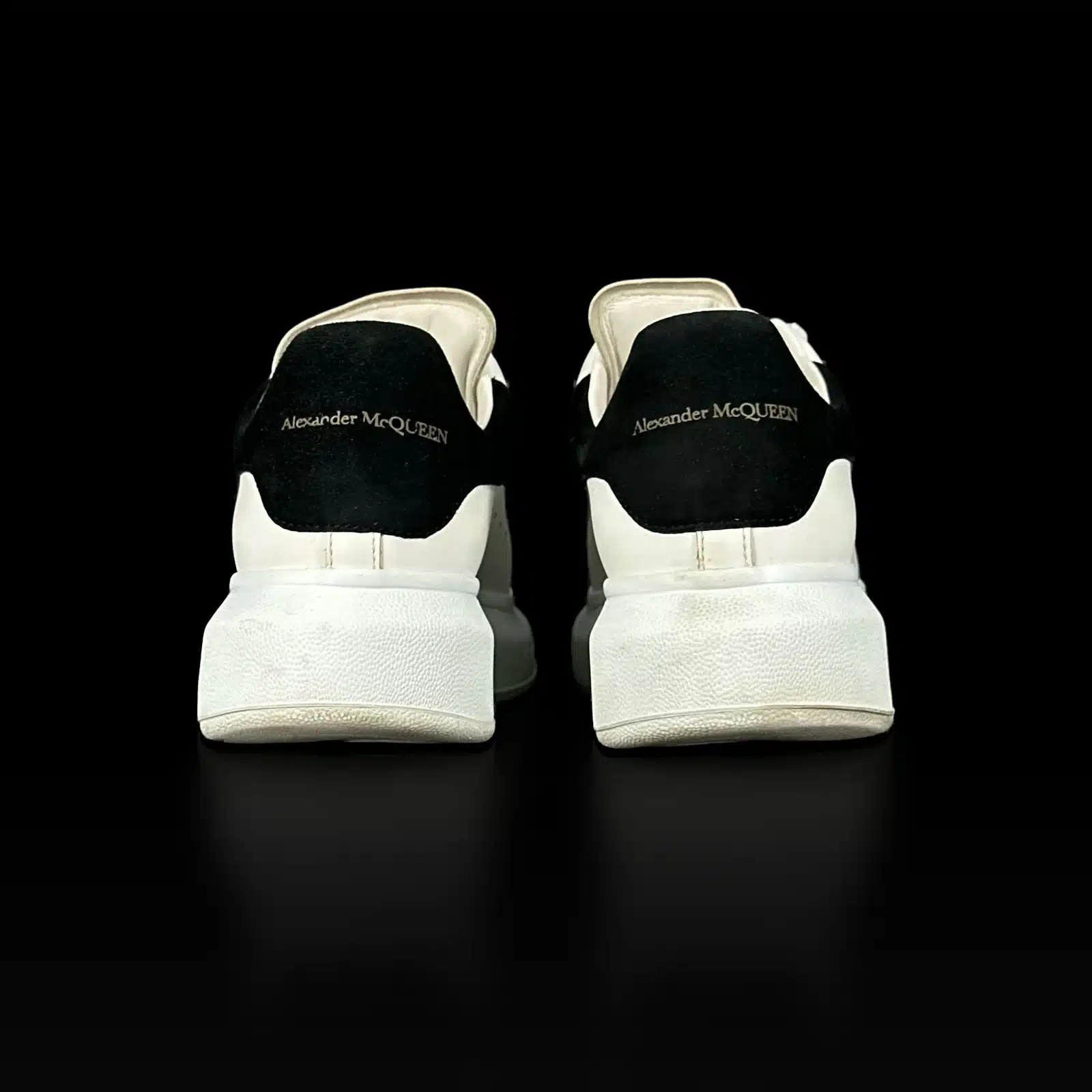 Talons en daim noir des baskets Alexander McQueen Oversized avec logo doré, vue arrière