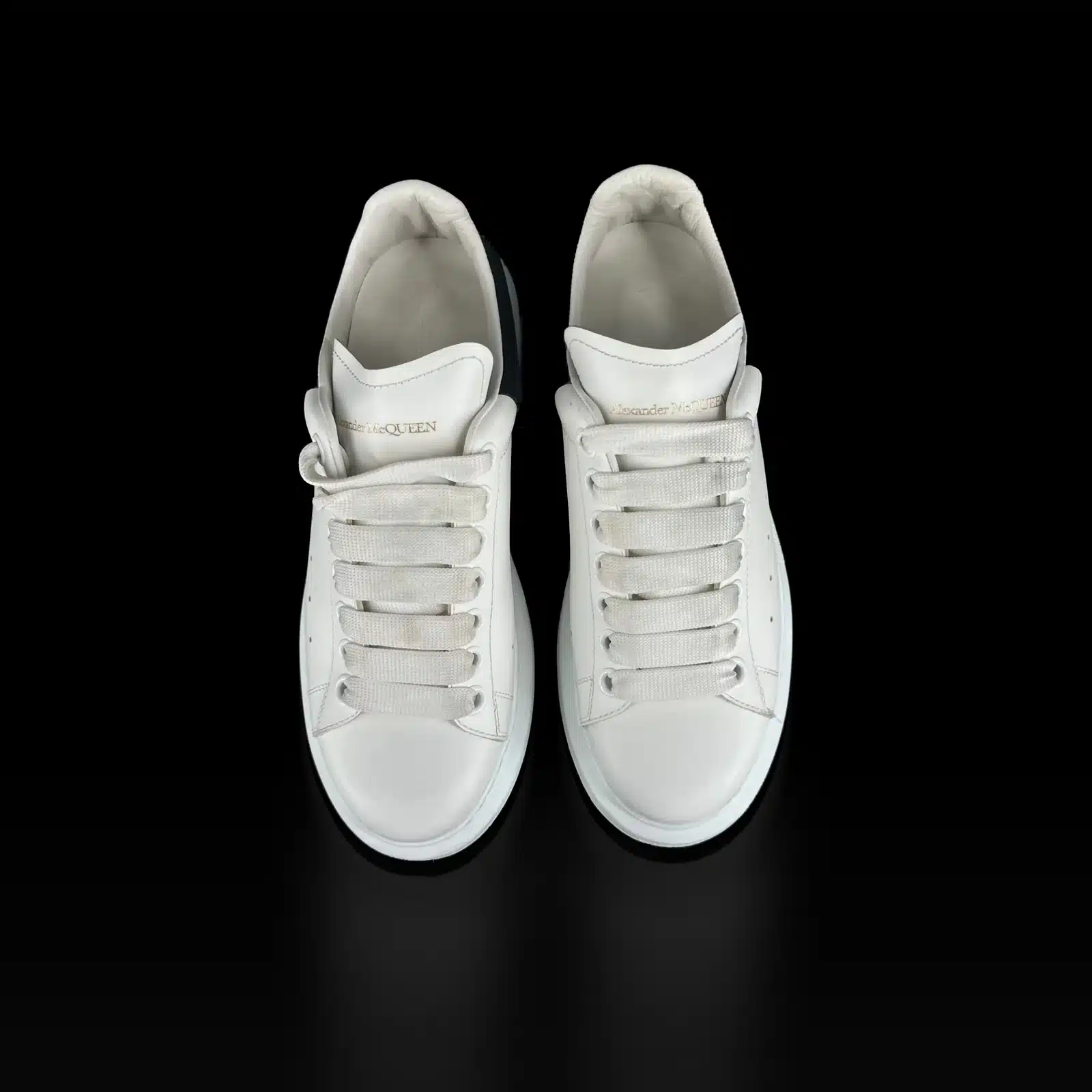 Baskets Alexander McQueen Oversized vues de dessus, lacets plats blancs