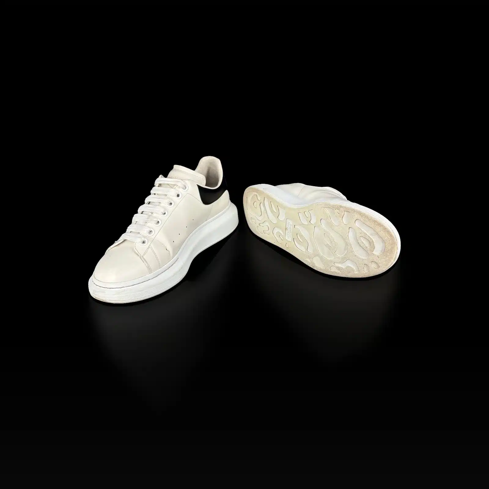 Semelle extérieure des baskets Alexander McQueen Oversized et paire en cuir blanc