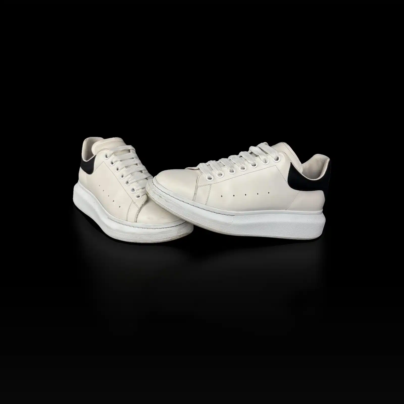 Paire de baskets Alexander McQueen Oversized blanches à contrefort noir, vue latérale
