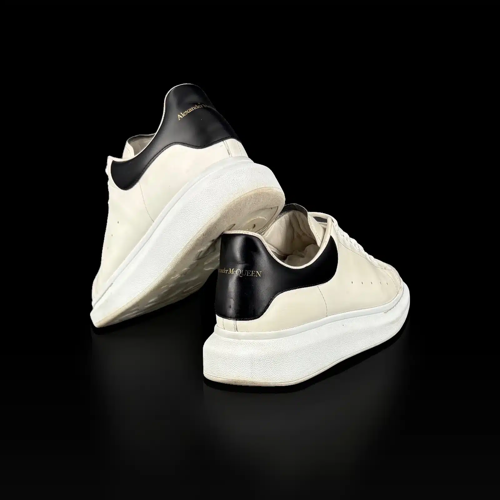 Talons noirs des baskets Alexander McQueen Oversized avec logo doré, vue arrière