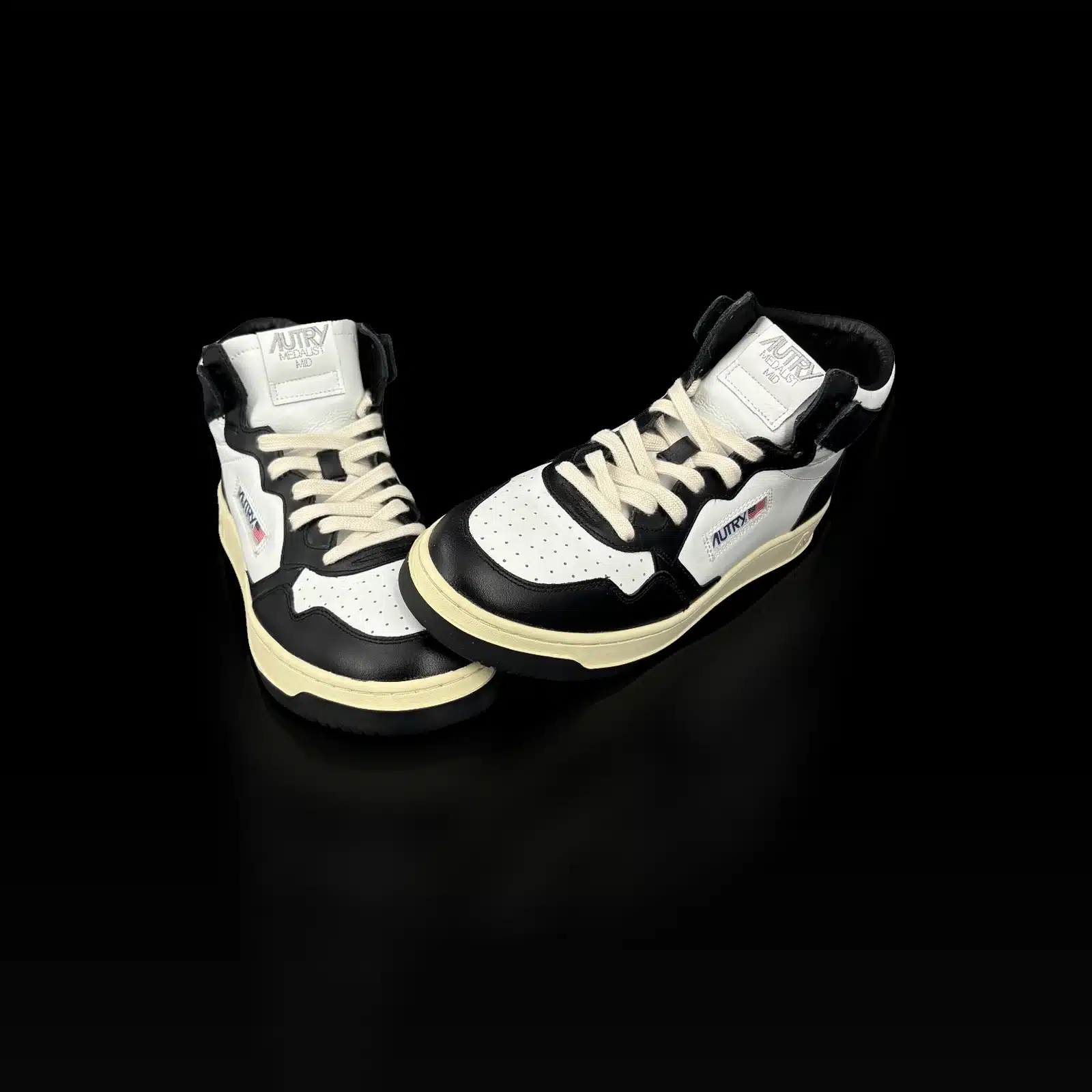 Paire de baskets Autry Medalist Mid vue de face, languettes brodées Medalist Mid