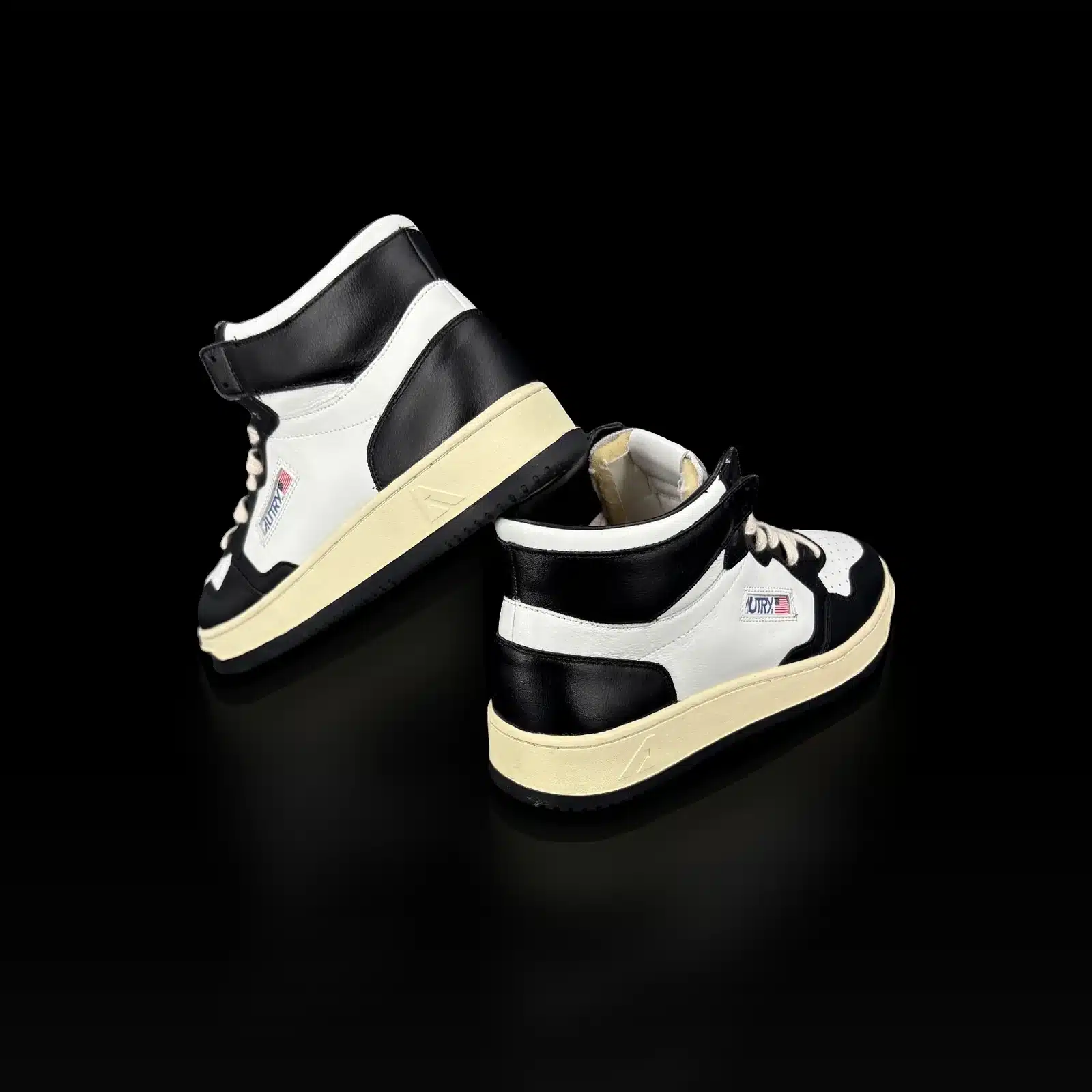 Paire de baskets Autry Medalist Mid blanc et noir, vue arrière des talons et semelles crème