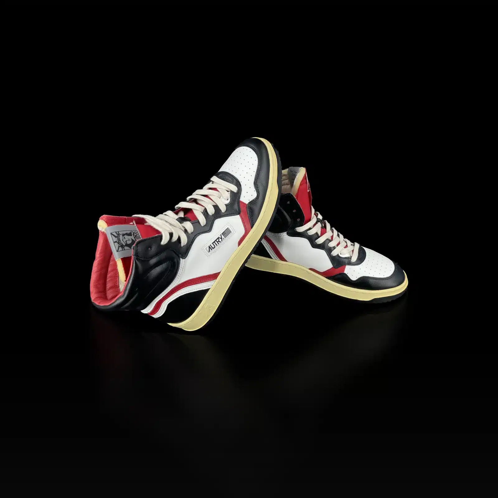 Paire de baskets Autry Medalist Mid blanc noir rouge, vue latérale avec logo Autry