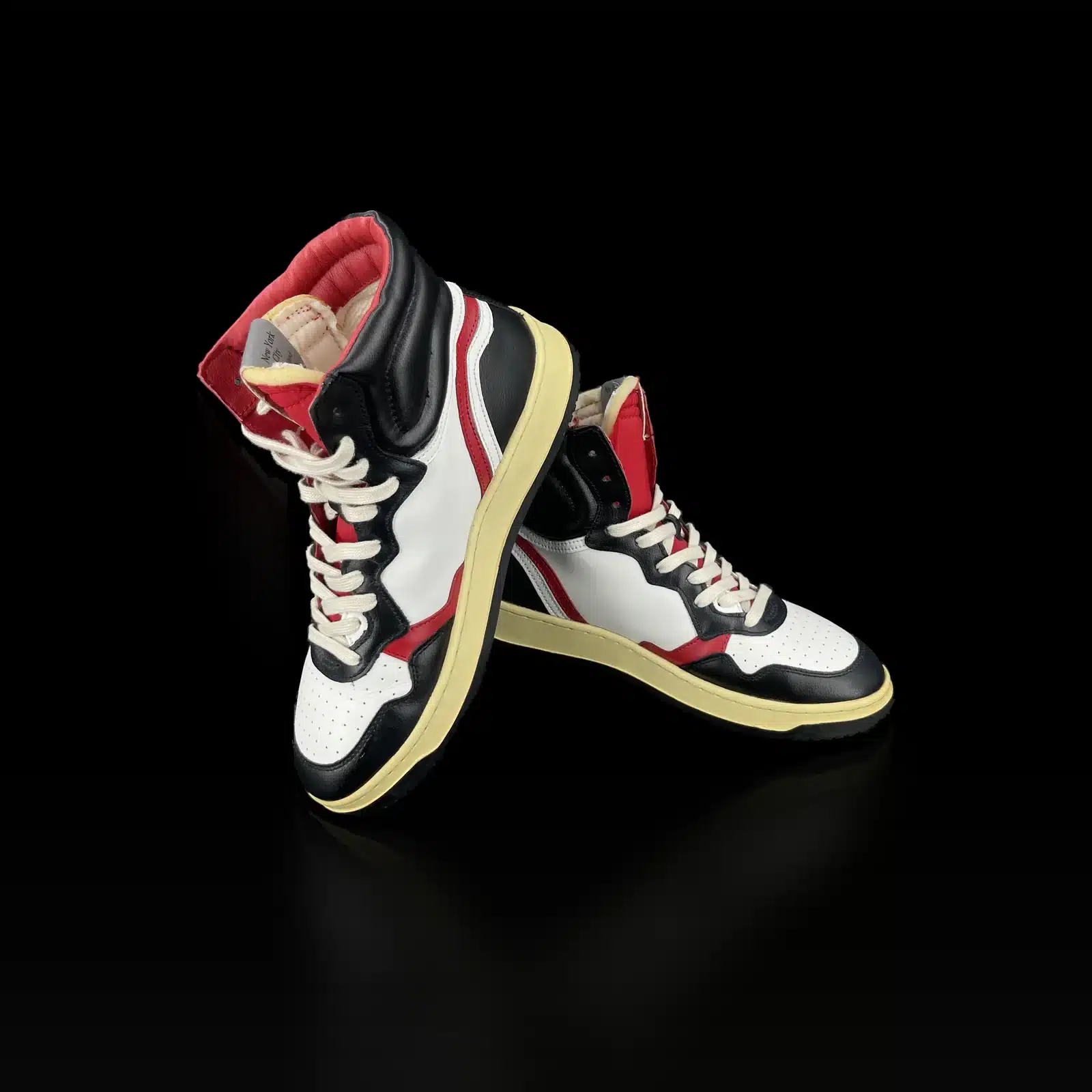 Paire de baskets Autry Medalist Mid, vue côté intérieur avec col noir rembourré
