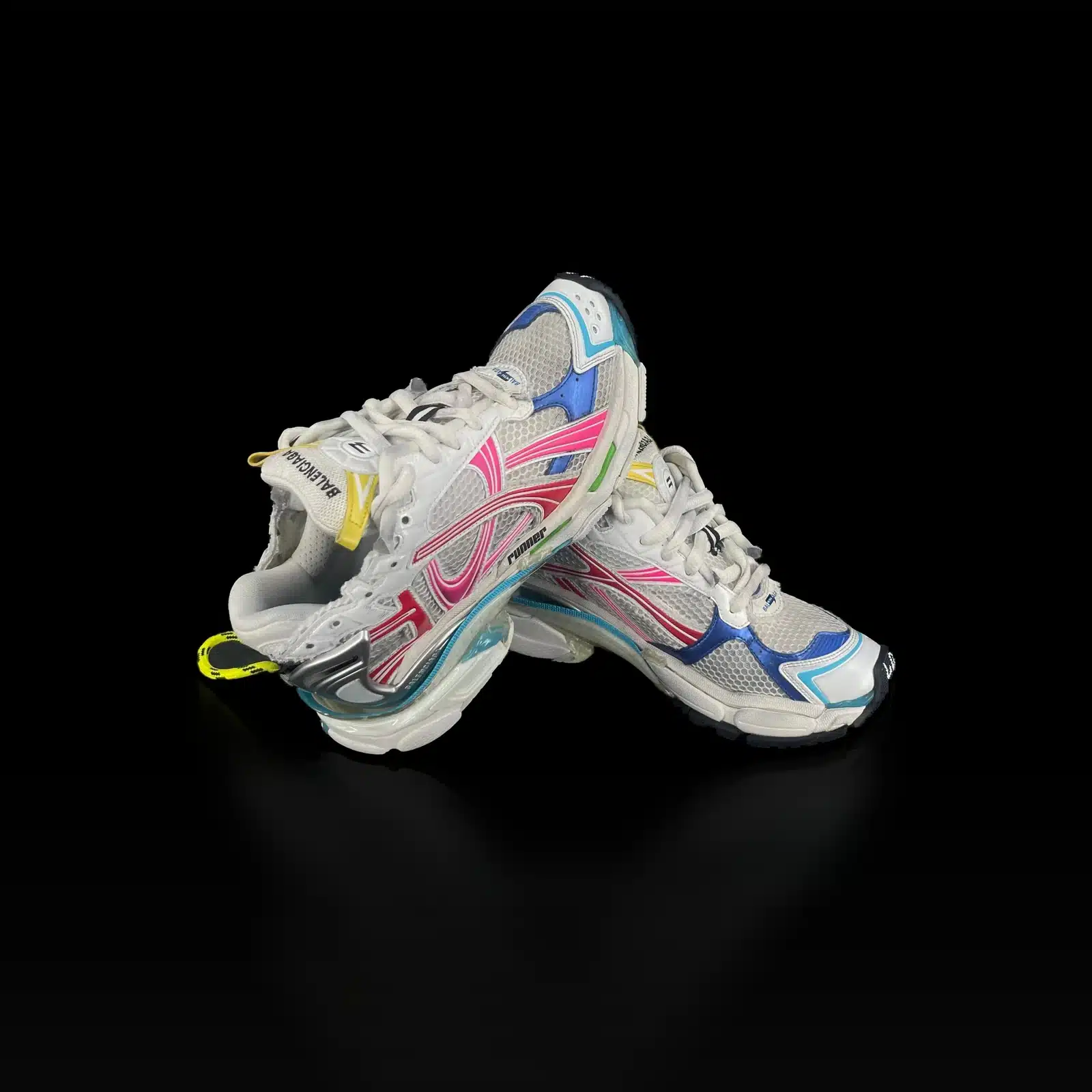 Paire de baskets Balenciaga Runner blanc, rose et bleu, vue croisée