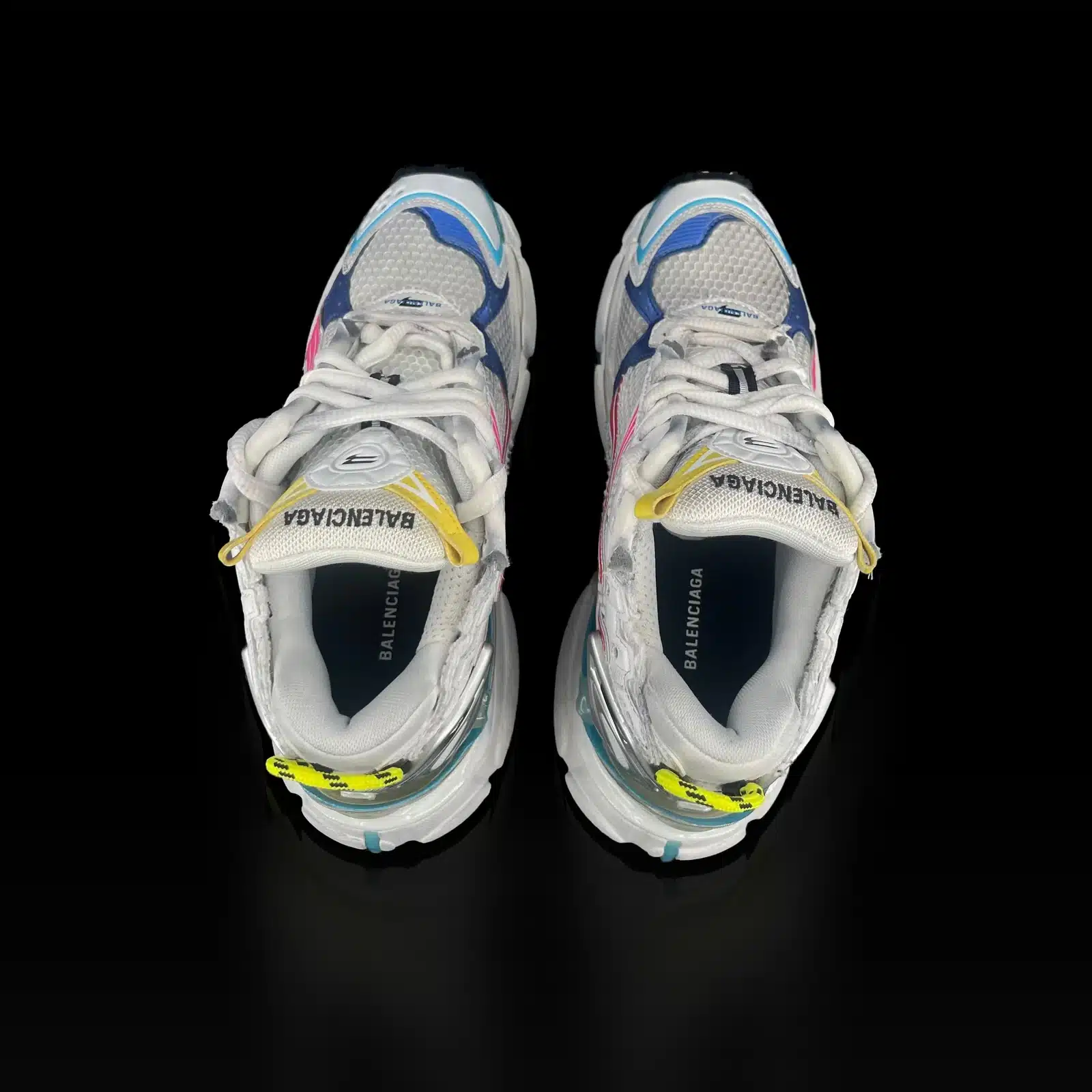 Baskets Balenciaga Runner vues de dessus, languettes jaunes et semelles intérieures Balenciaga