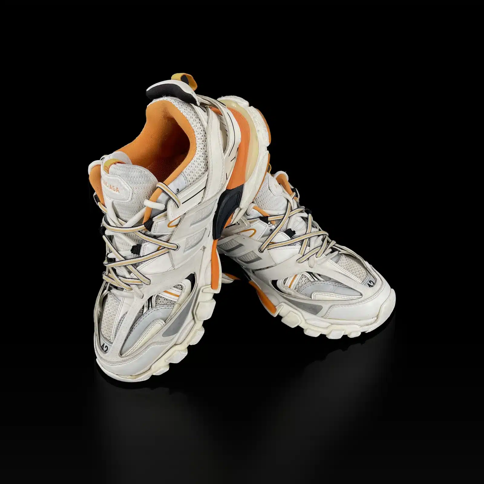Baskets Balenciaga Track blanc et orange, vue avant avec taille 42 sur la pointe