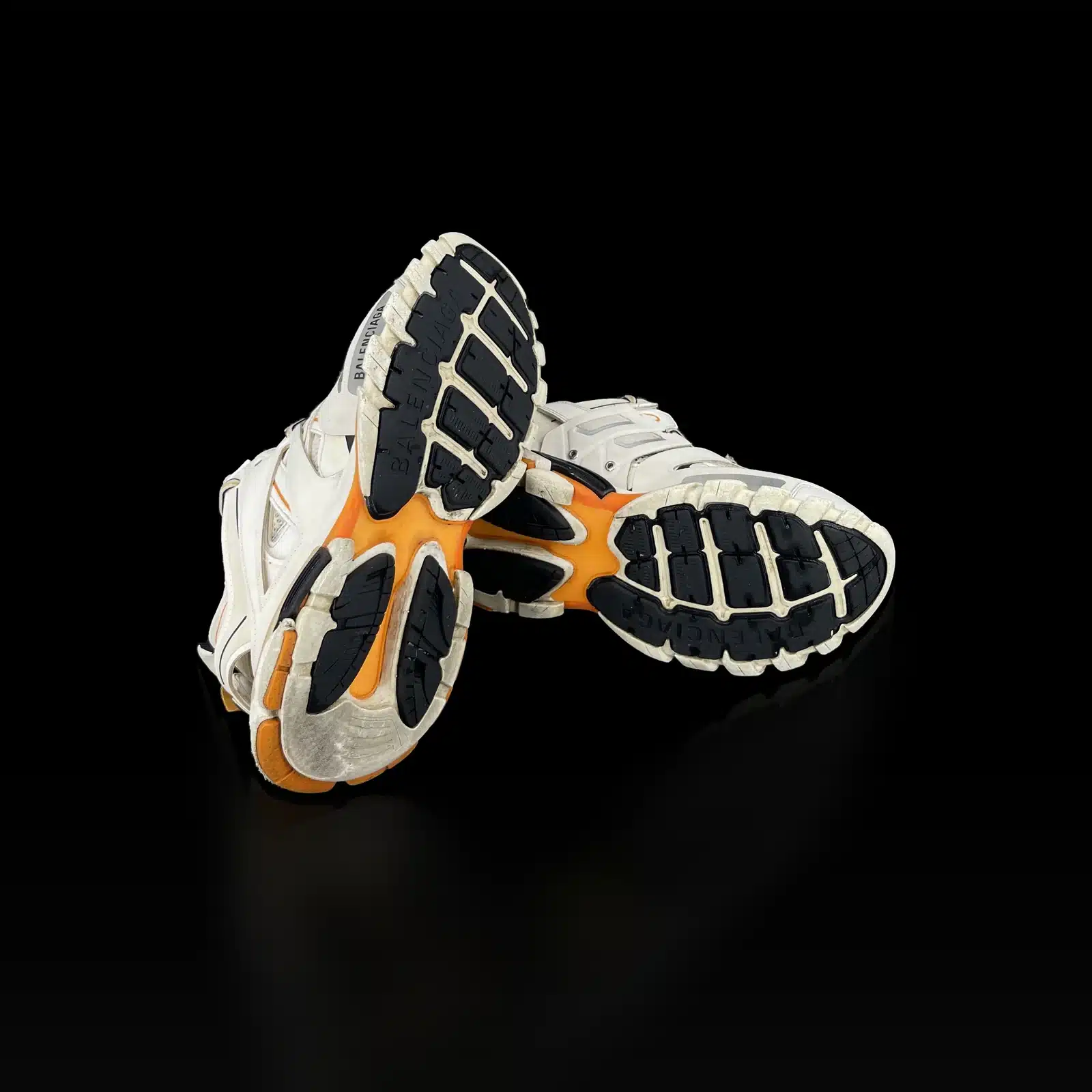 Semelles crantées noires et orange des baskets Balenciaga Track avec logo