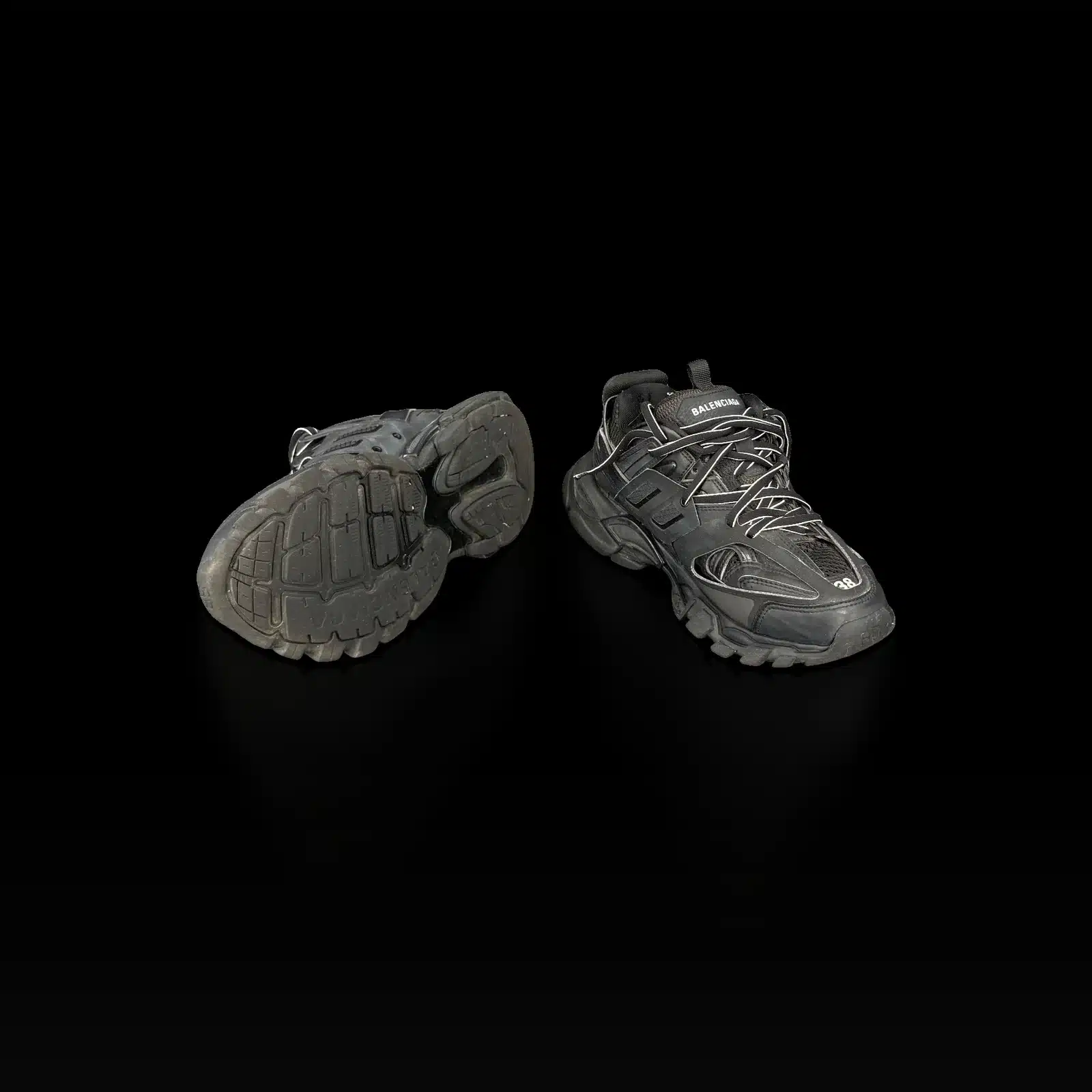 Semelle crantée d'une basket Balenciaga Track noire et basket vue de l'avant