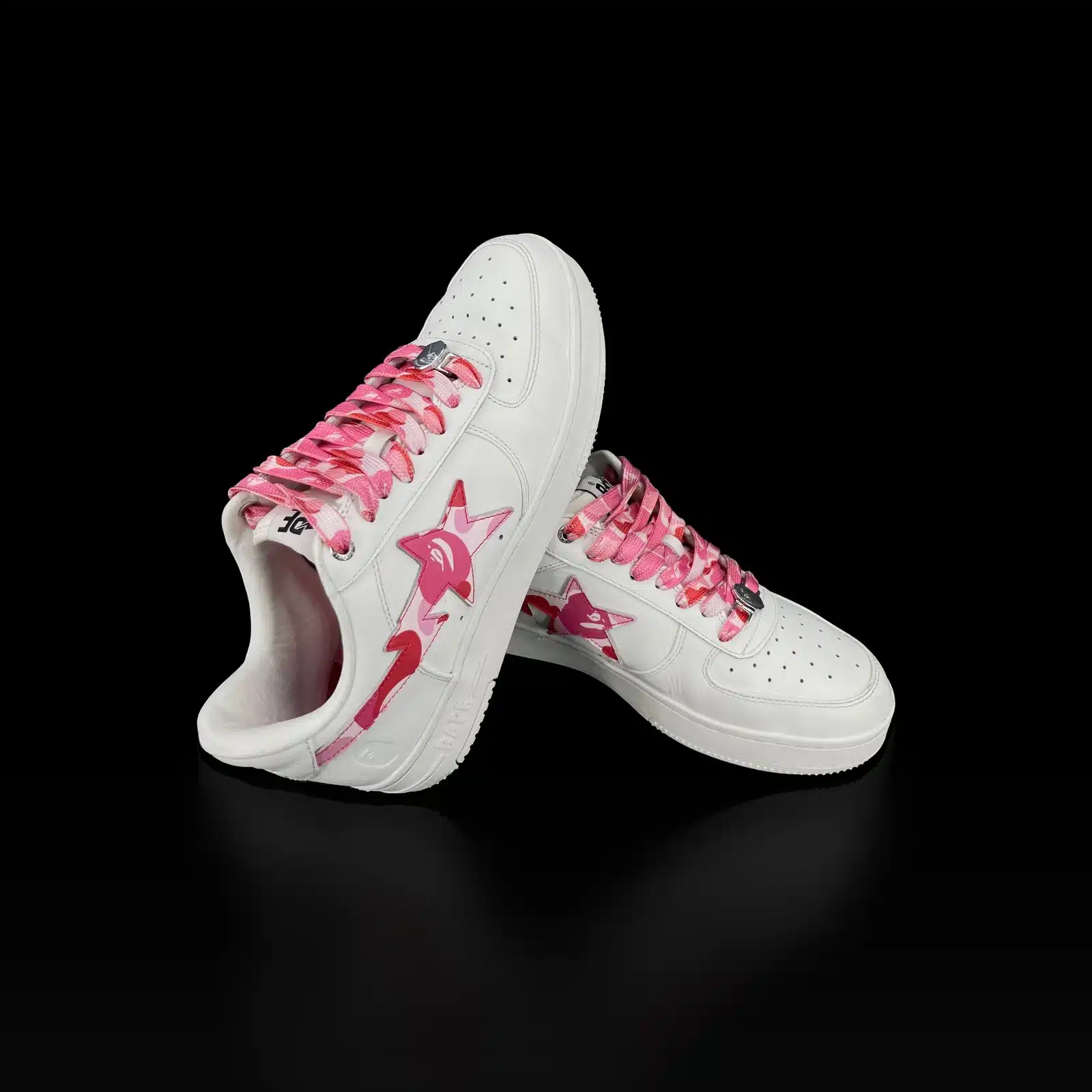 Paire de baskets Bape Bapesta blanc et rose, lacets camo rose et clips métalliques