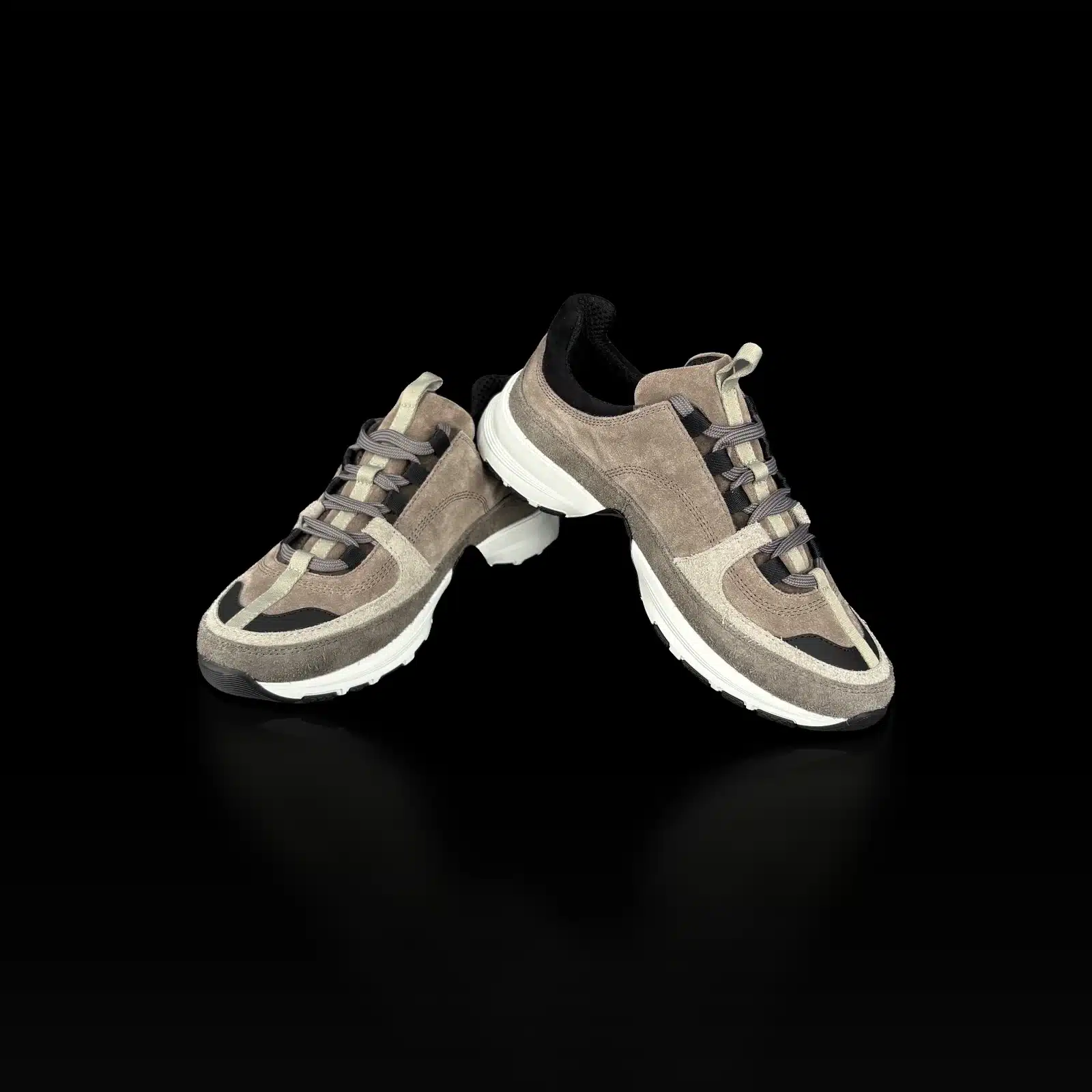 Paire de baskets Chanel Runner en daim taupe, vue de face avec laçage gris