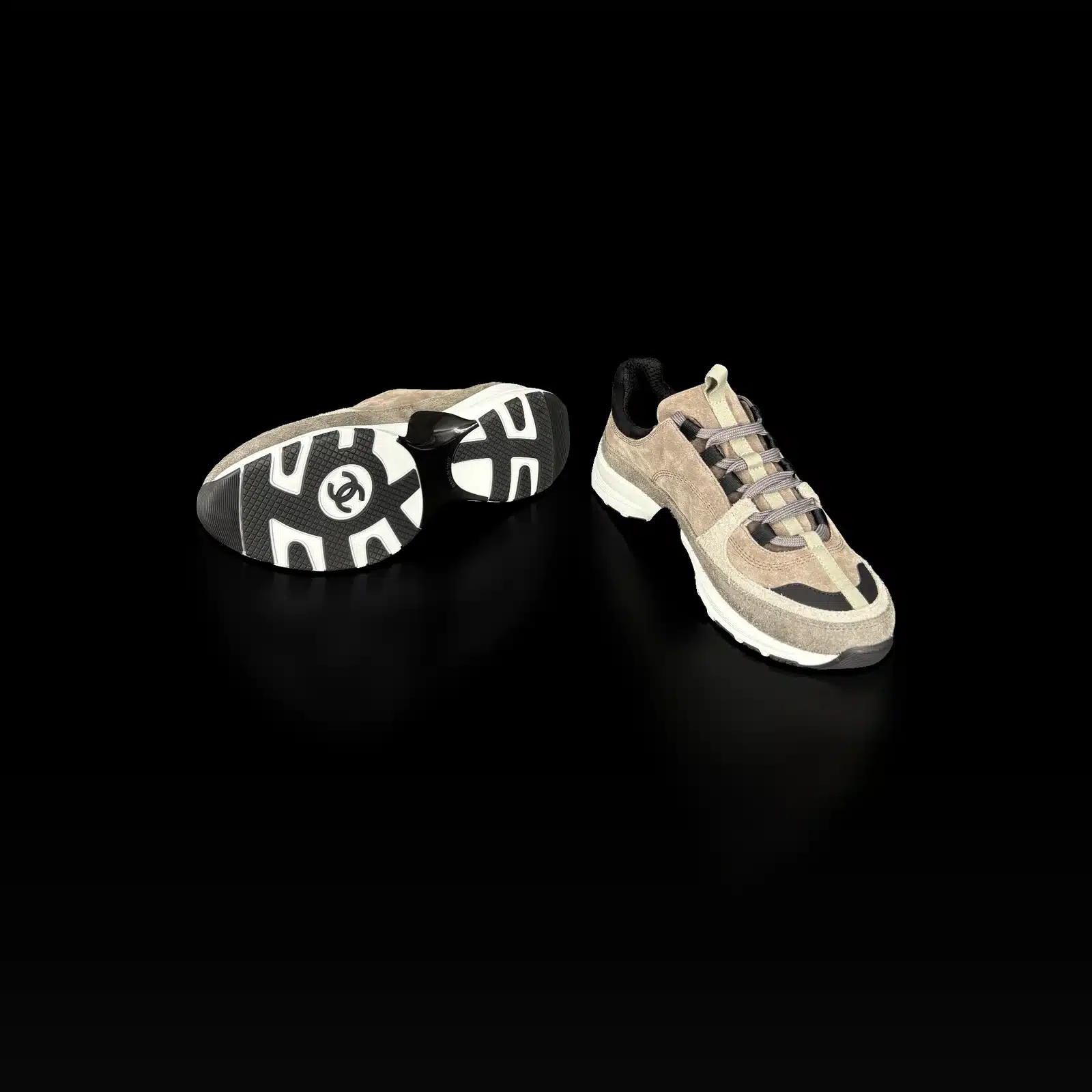 Basket Chanel Runner et semelle crantée noire et blanche avec logo CC