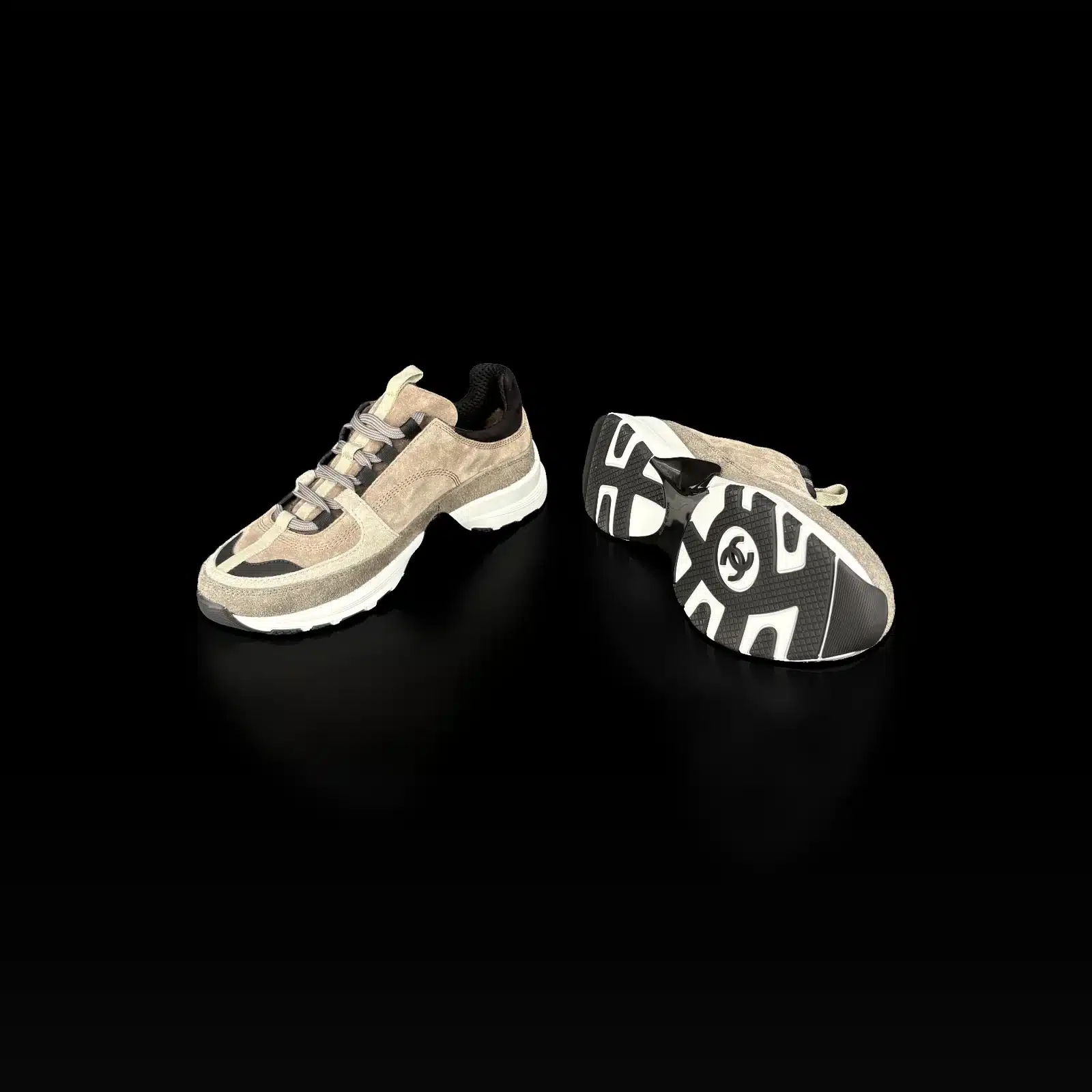 Semelle de basket Chanel Runner avec logo CC et basket en daim taupe vue de trois quarts